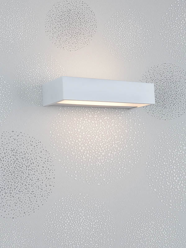Die Decor Walther Box 25 in Weiß matt, erhältlich bei dasfeinebad, sorgt für eine sanfte Beleuchtung und fügt sich nahtlos in minimalistische Badezimmer ein.