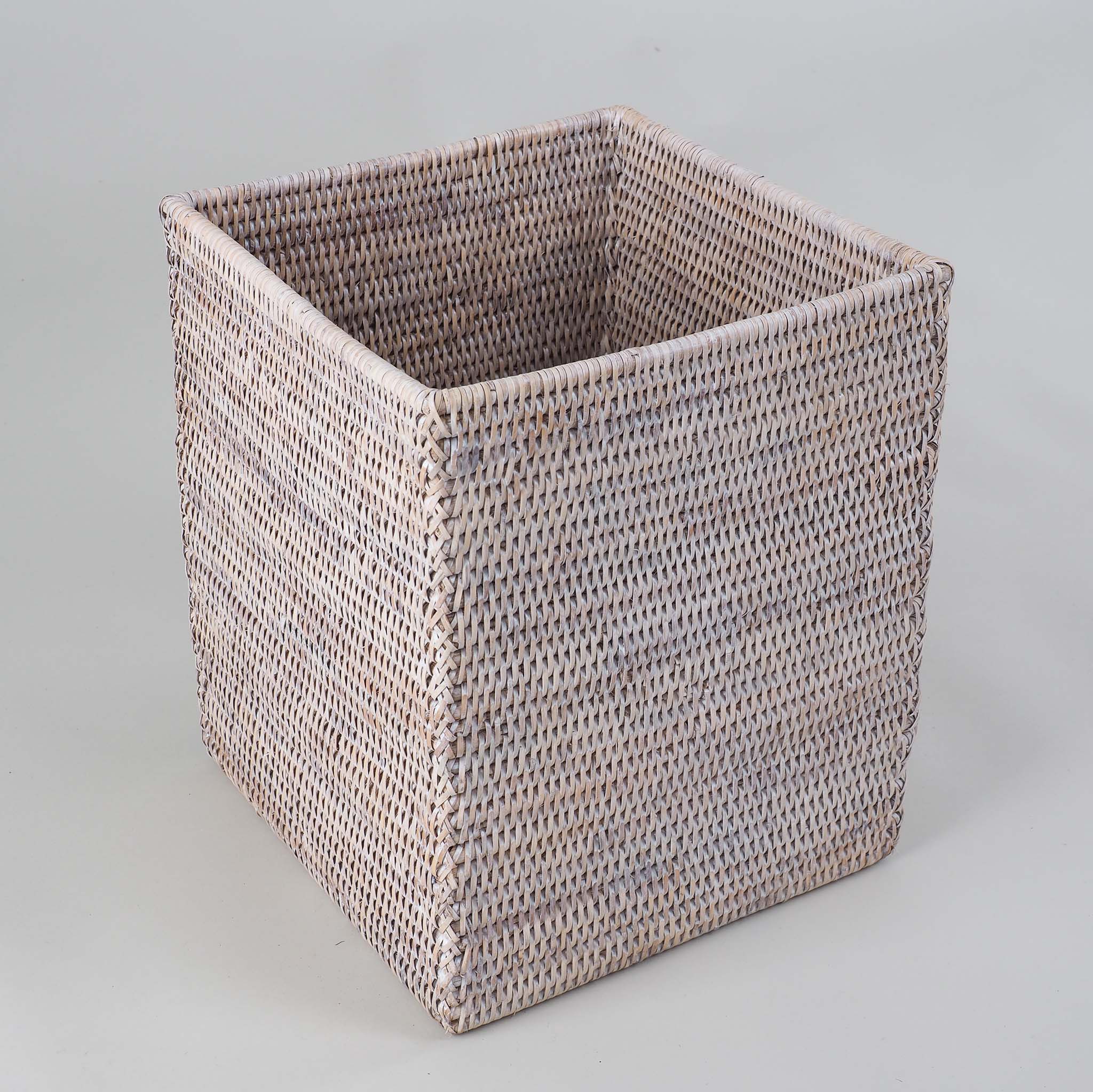 Quadratischer Papierkorb aus hellem handgeflochtenem Rattan, ideal für Badezimmer und Wohnbereiche, Decor Walther Basket Kollektion, dasfeinebad