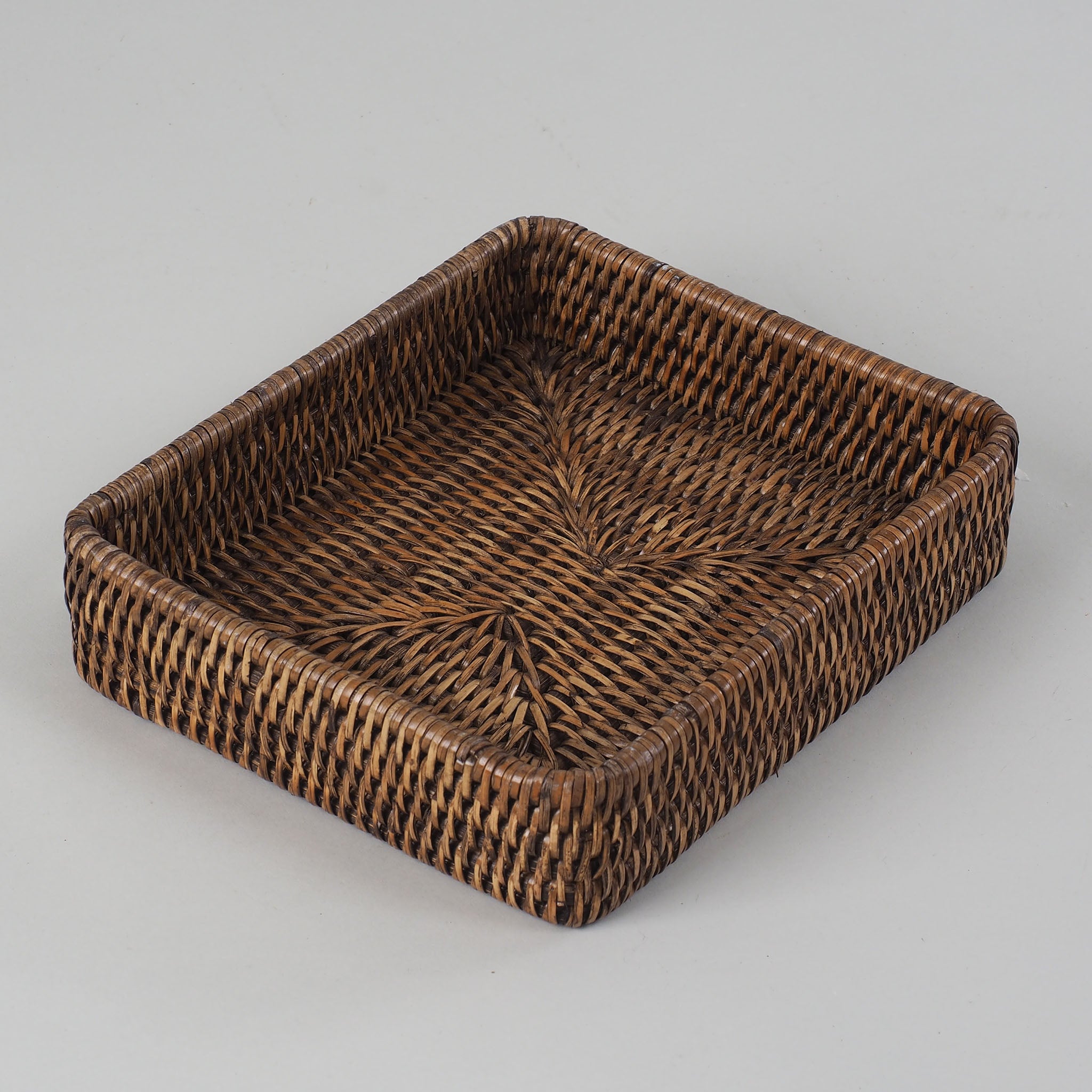 Quadratisches Tablett aus dunklem handgeflochtenem Rattan, vielseitig einsetzbar als Organizer oder Badezimmerablage, Decor Walther Basket Kollektion, dasfeinebad
