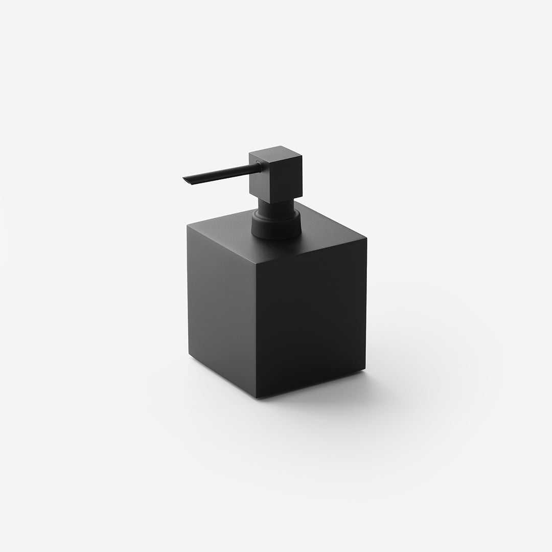 Freistehender quadratischer Seifenspender DW475 aus schwarz-matt beschichtetem massivem Messing mit 400 ml Inhalt vor neutralem Hintergrund.