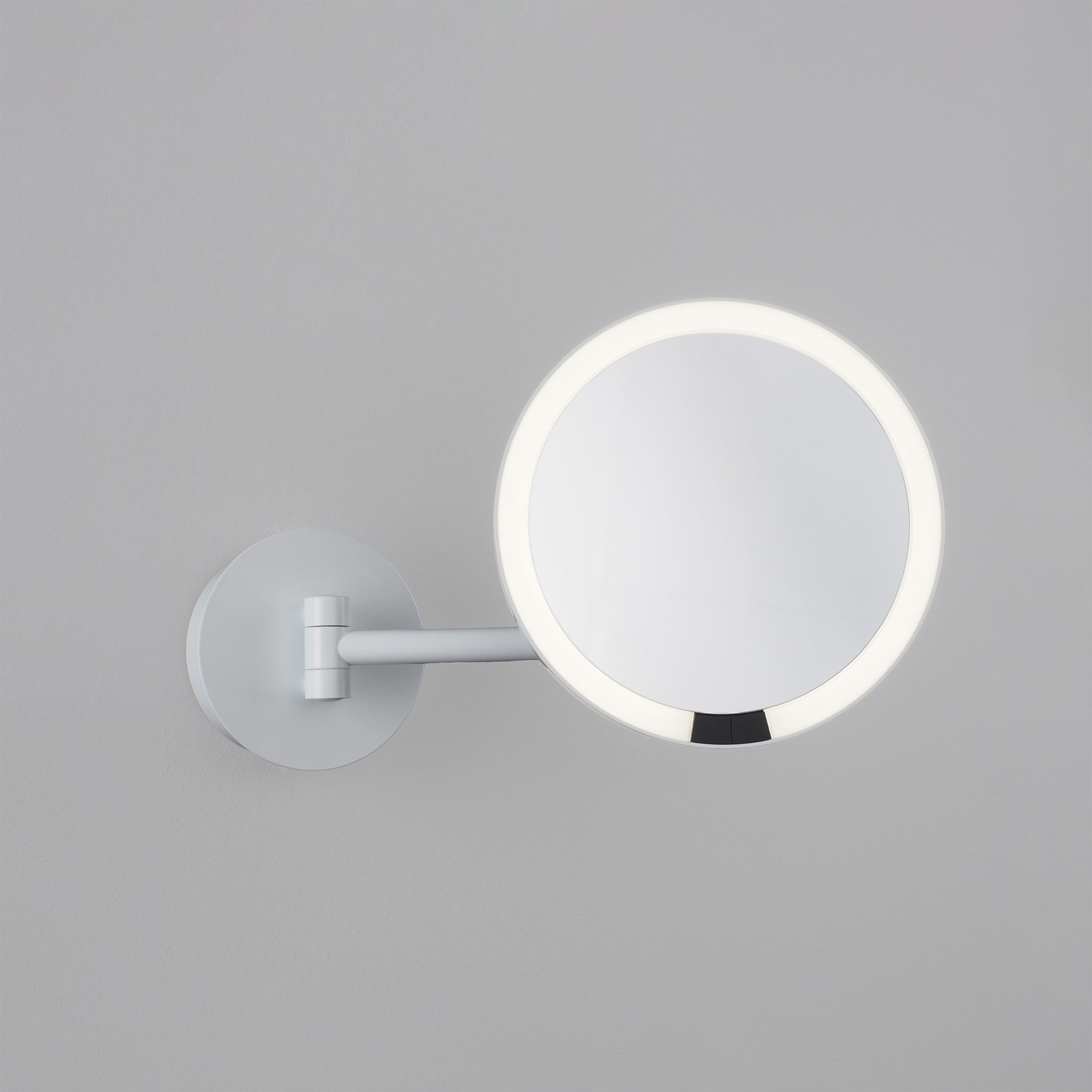 Stilvoller Wand-Schminkspiegel JUST LOOK WR von Decor Walther in Weiß Matt mit 5-facher Vergrößerung, sensoraktivierter LED-Beleuchtung und flexiblem Schwenkarm.