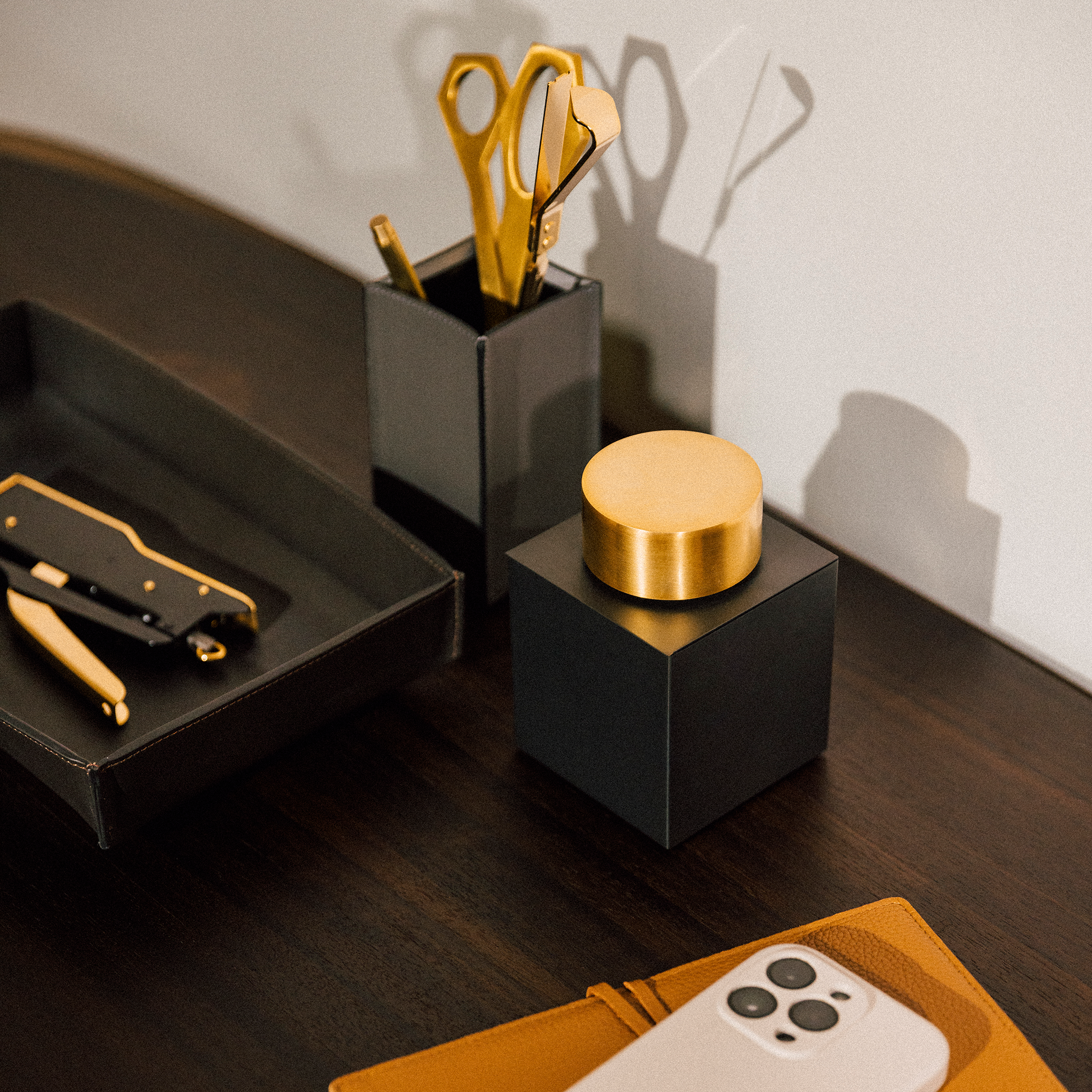 Edles Ablagetablett Decor-Walther Nappa TABL in Schwarzbraun aus weichem Echtleder mit Ziernähten, hochwertige Aufbewahrung für Schlüssel, Schmuck und persönliche Accessoires