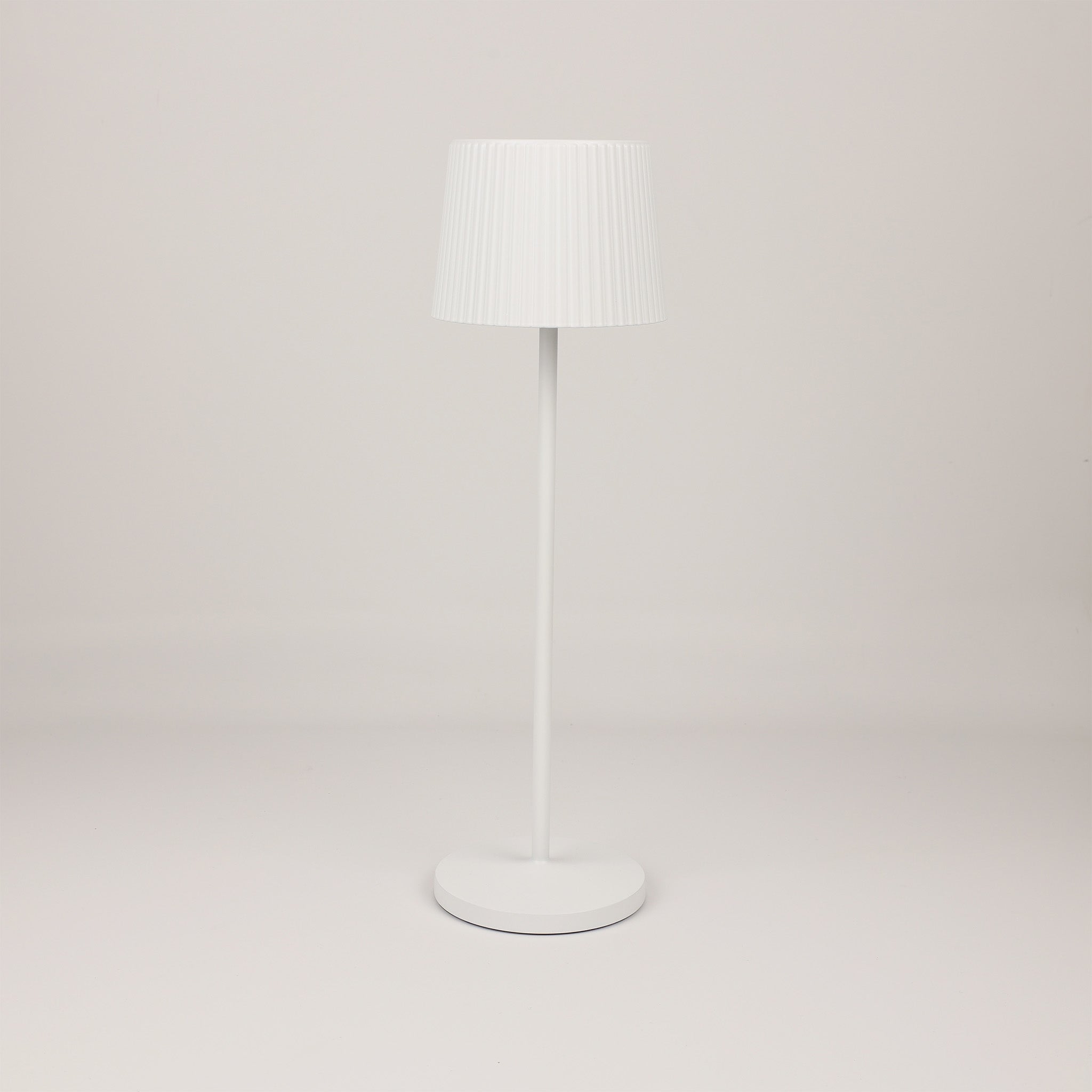 Elegante LED-Tischleuchte GO Art in Weiß matt – modernes Plissee-Design und kabelloser Komfort