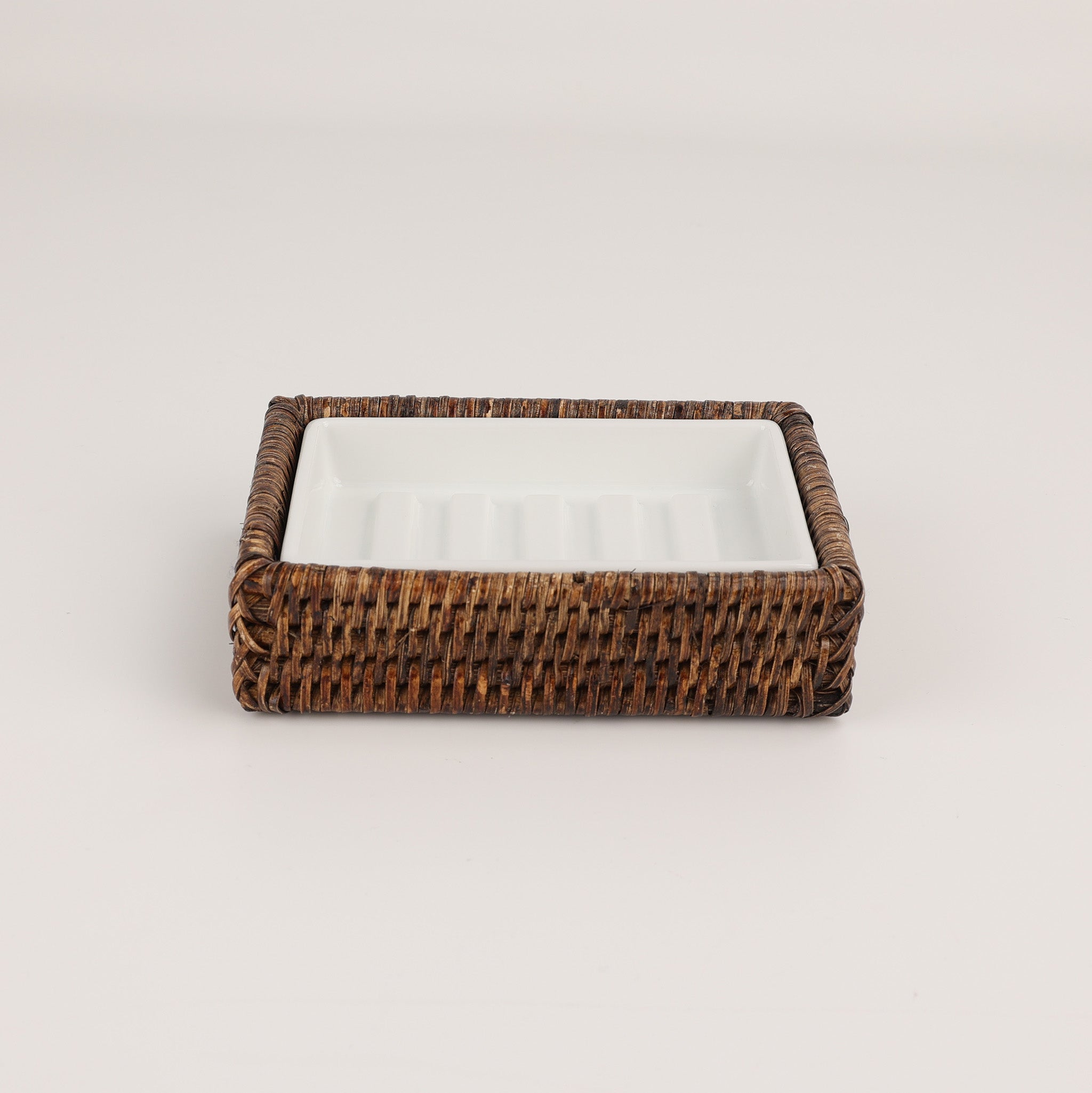 Stilvolle Seifenablage in dunklem Rattan-Design mit herausnehmbarem weißen Porzellan-Einsatz, Decor Walther Basket, dasfeinebad