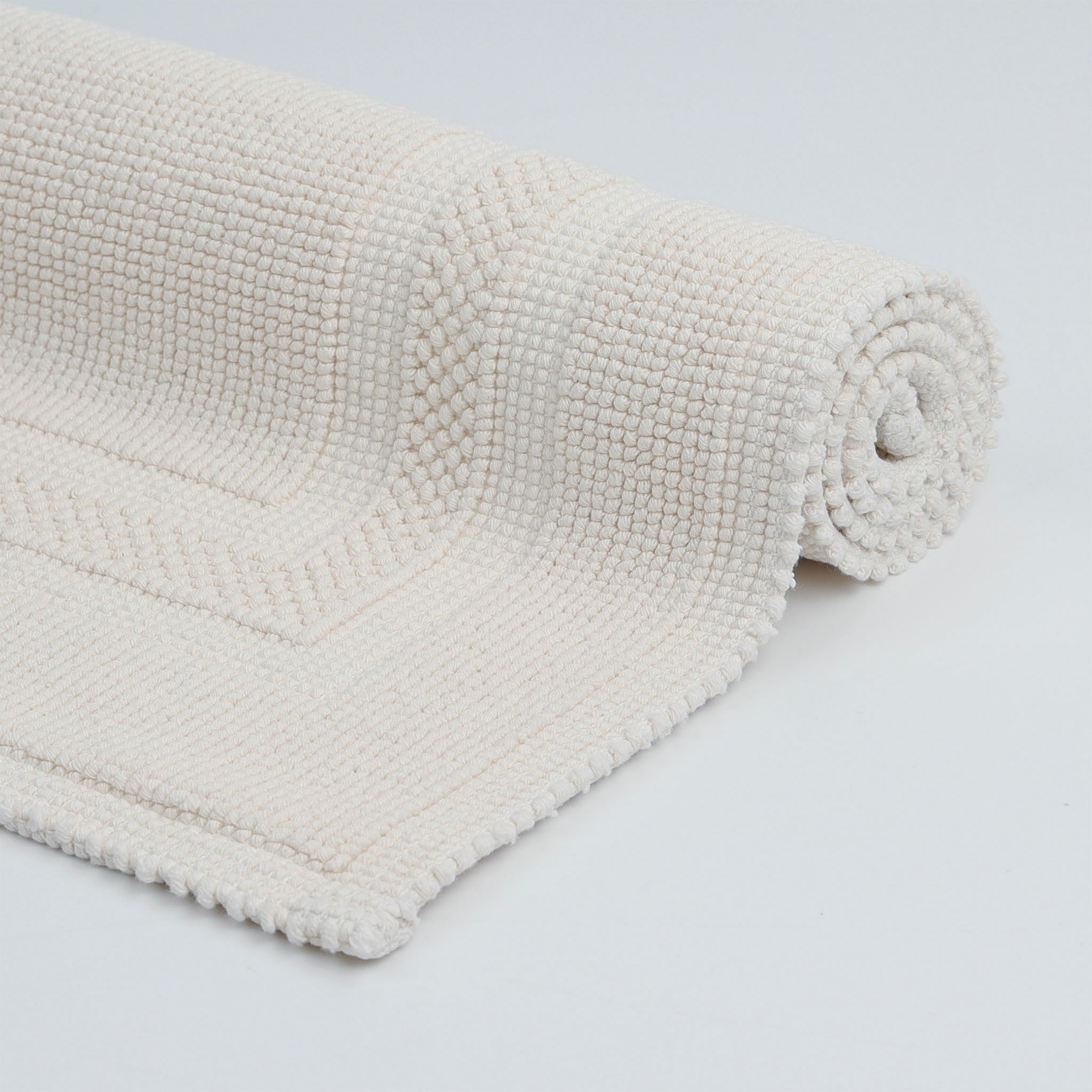 Gerollter Rhomtuft Badteppich GALA aus 100 % gewebter Baumwolle in puristischem Design mit abgesetztem Rahmen – hochwertig, langlebig und pflegeleicht