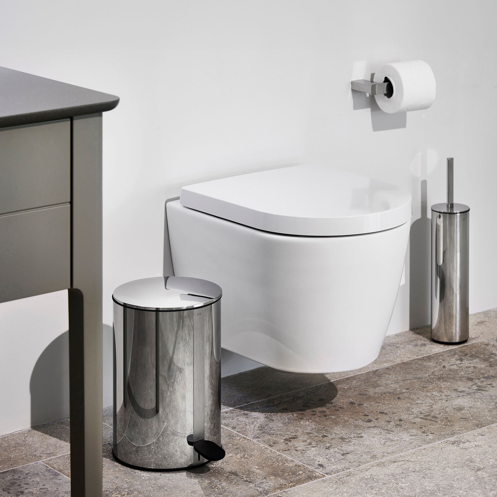 Glänzender Kosmetikeimer aus poliertem Edelstahl mit Soft-Close Deckel – stilvoller Helfer für die Badezimmerhygiene.