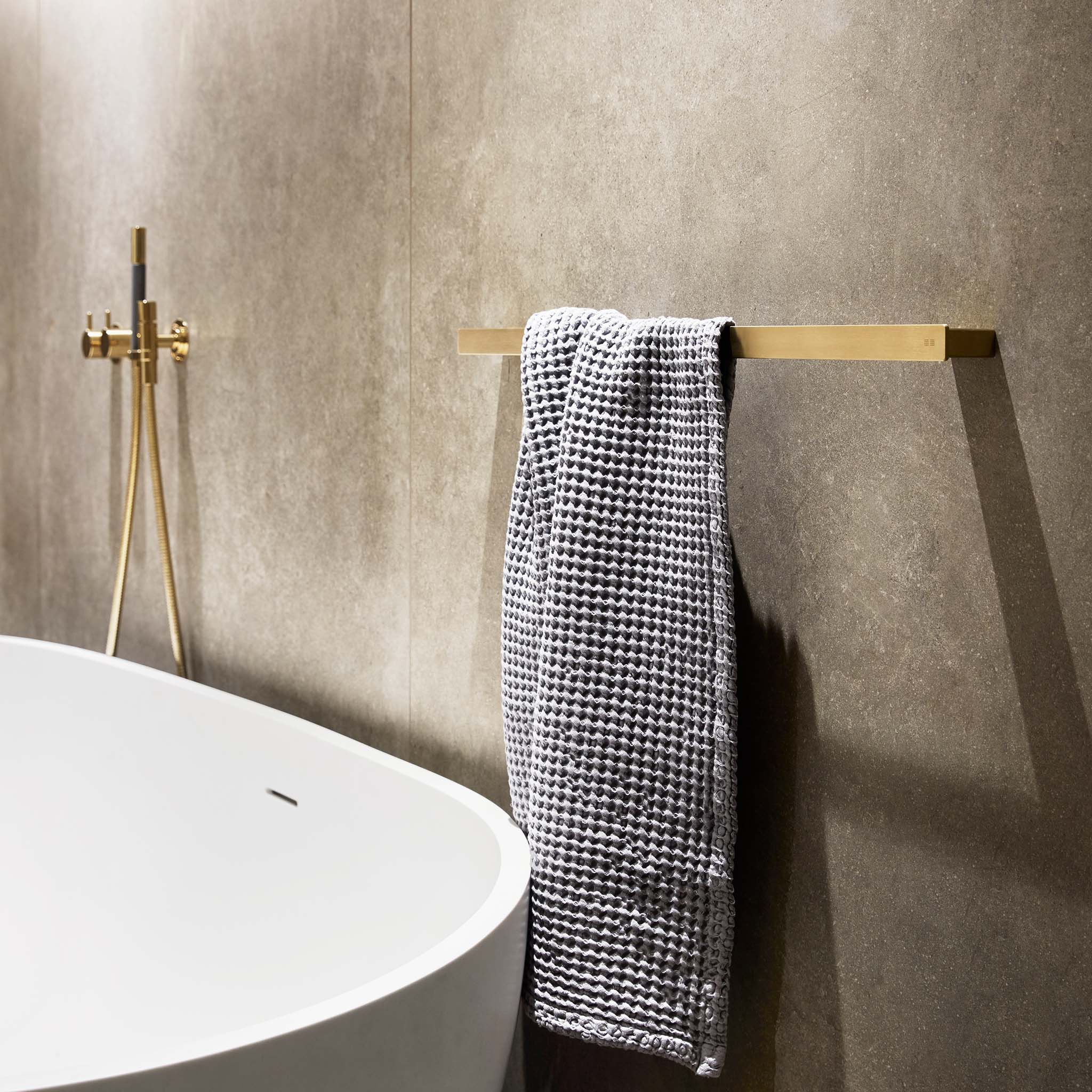 Luxuriöse Handtuchstange in gebürstetem Gold – edler Handtuchhalter für exklusive Badezimmer.