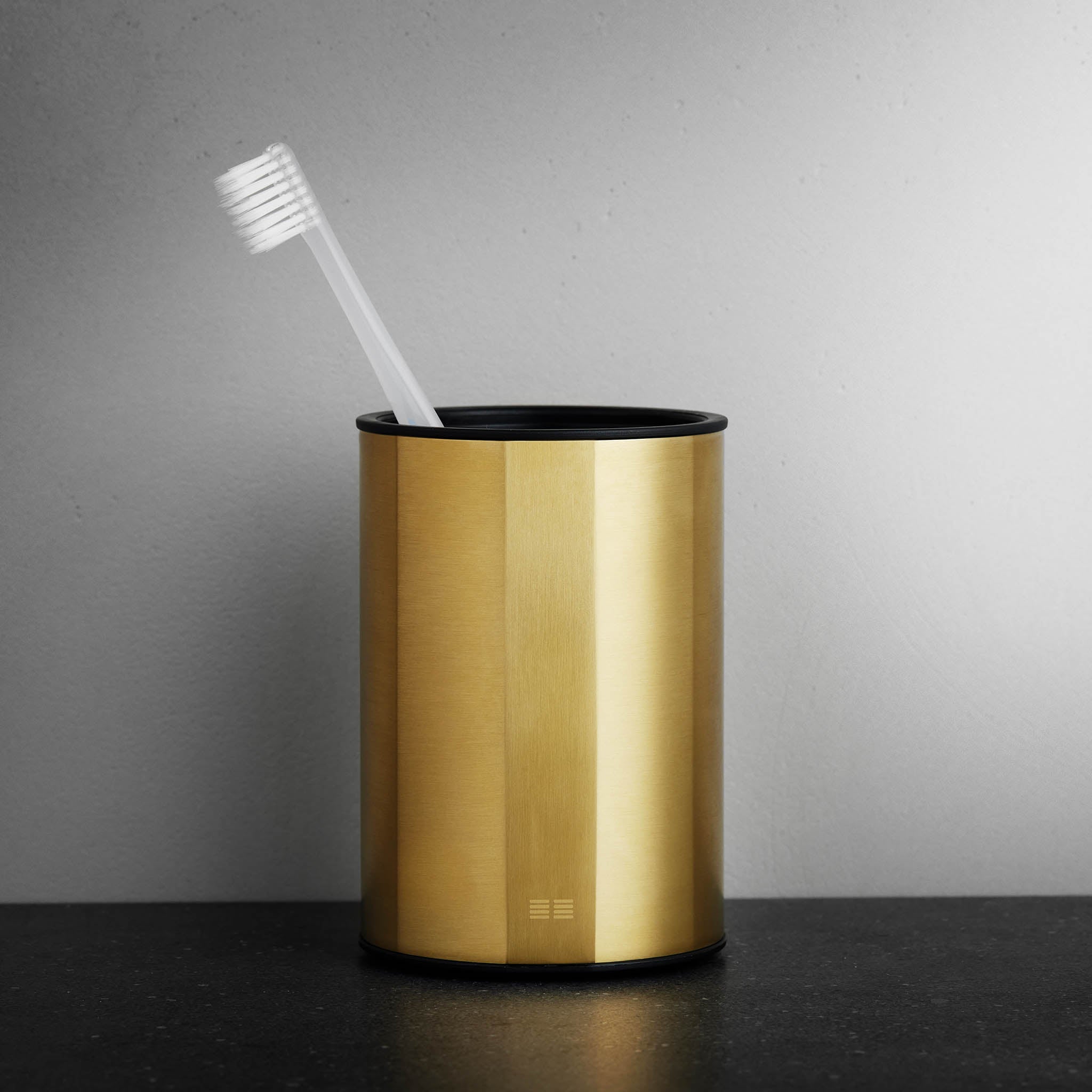Luxuriöser Zahnputzbecher in gebürstetem Gold mit rutschfestem Boden – exklusives Accessoire für stilvolle Bäder.