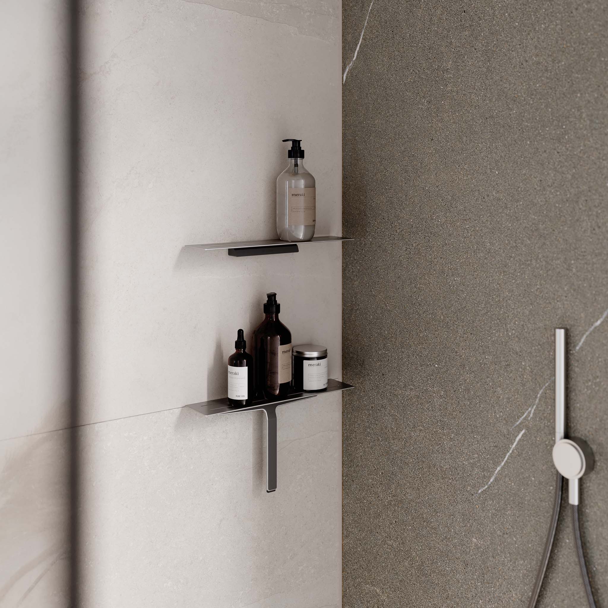 Glänzende Ablage aus poliertem Edelstahl für die Dusche – eleganter Platz für Pflegeprodukte im Badezimmer.
