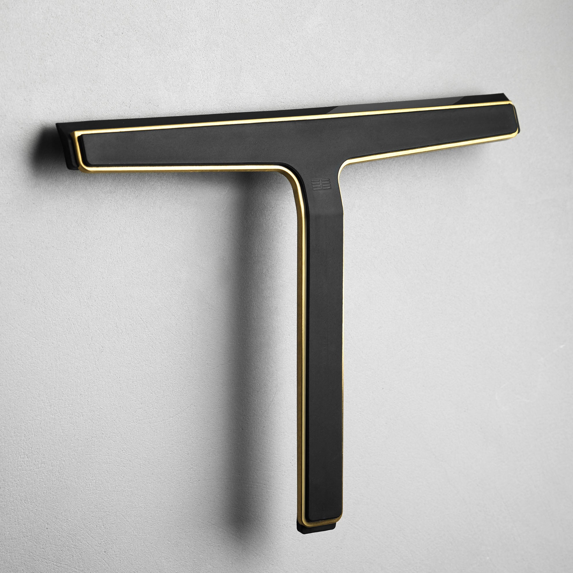 Exklusiver Badabzieher in gebürstetem Gold mit rutschfestem Griff – luxuriöses Accessoire für streifenfreie Glasflächen.