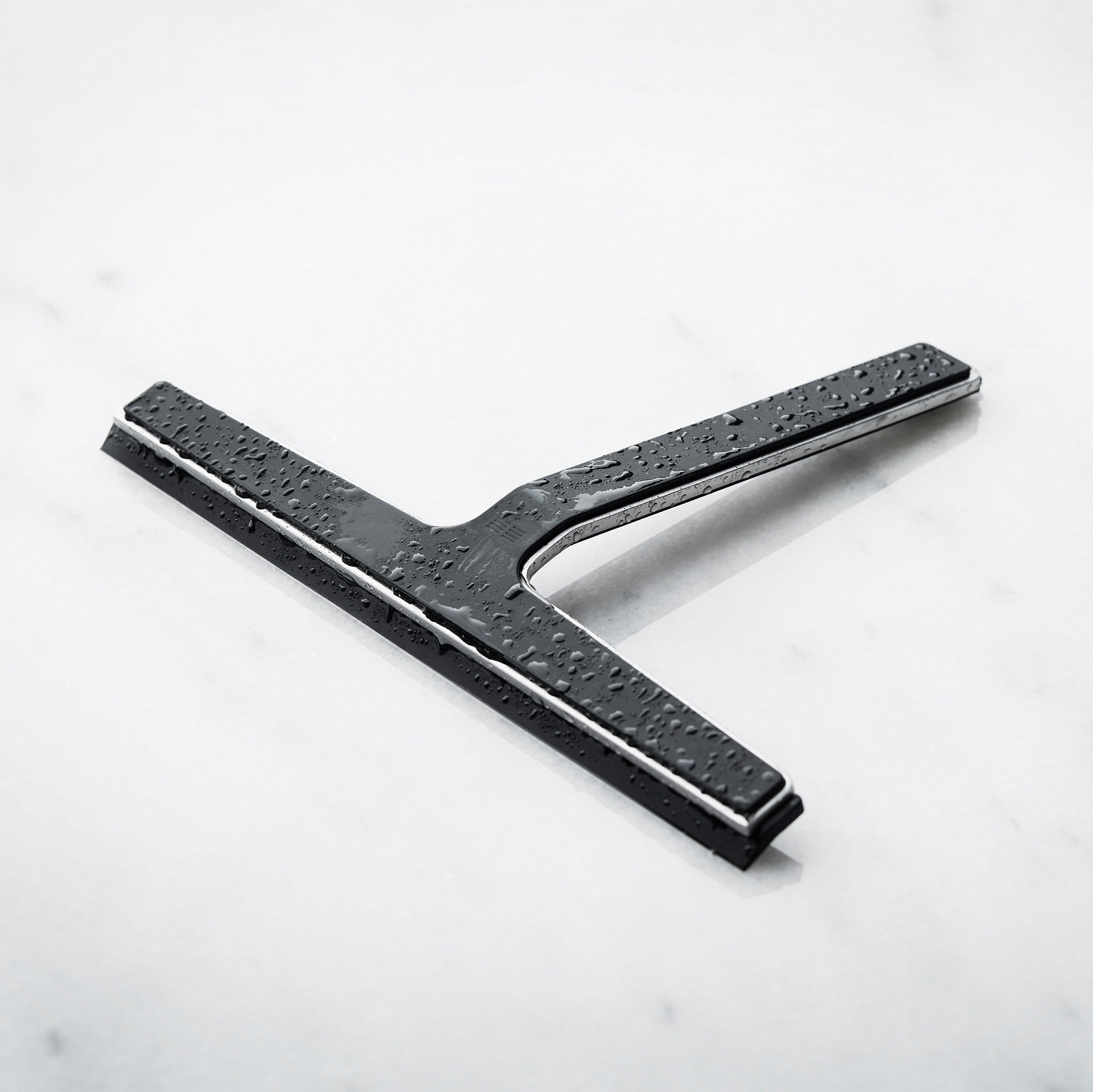 Glänzender Glasabzieher aus poliertem Edelstahl mit verdeckter Magnet-Halterung – elegantes Reinigungszubehör für die Dusche.