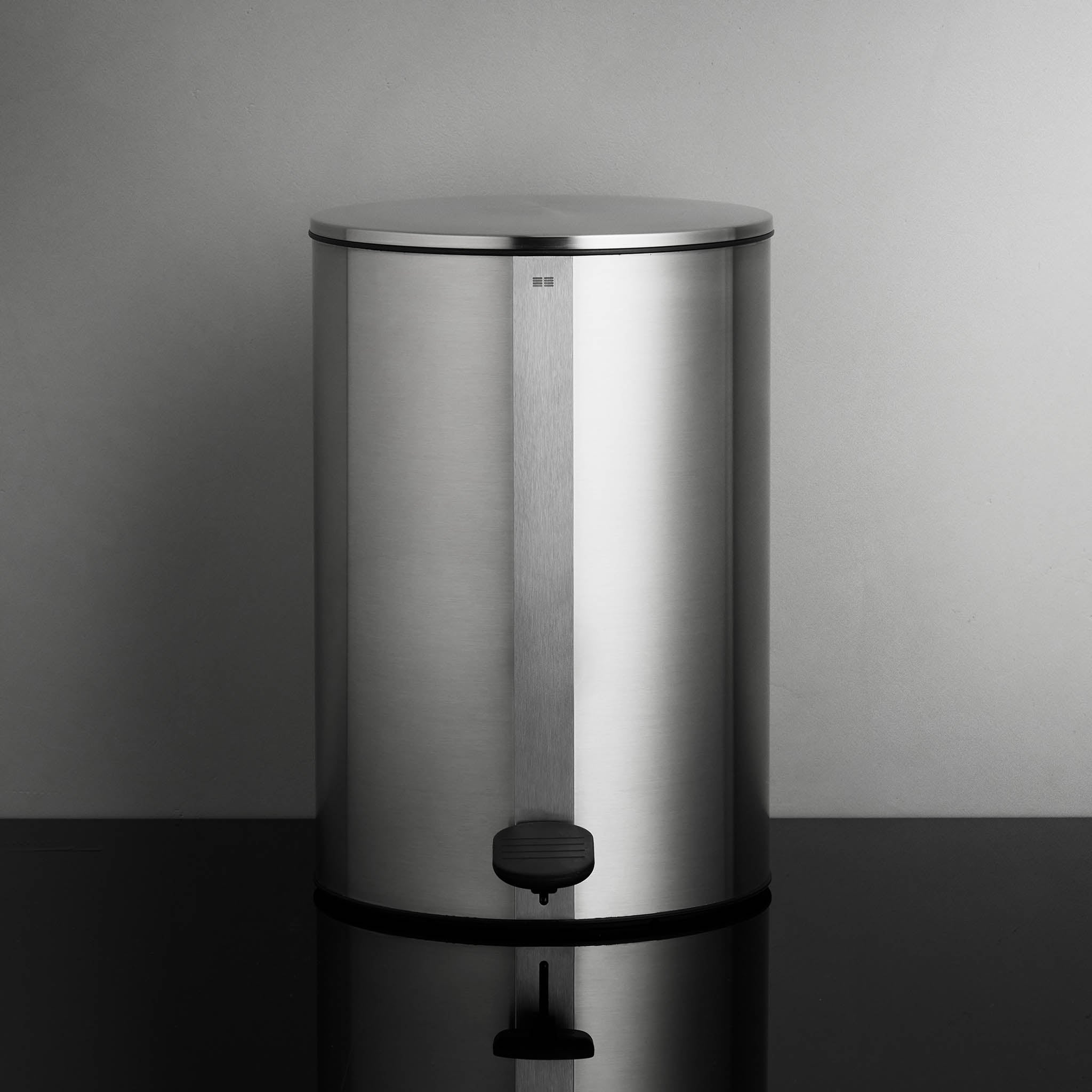 Eleganter Abfalleimer aus gebürstetem Edelstahl mit Soft-Close Funktion – praktisches Badaccessoire für ein modernes Badezimmer.