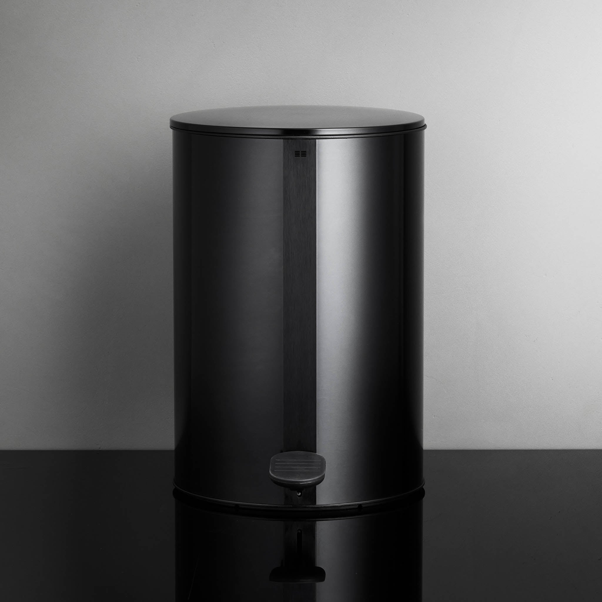 Moderner Kosmetikeimer in gebürstetem Schwarz mit Soft-Close Funktion – perfekter Abfallbehälter für minimalistische Bäder.