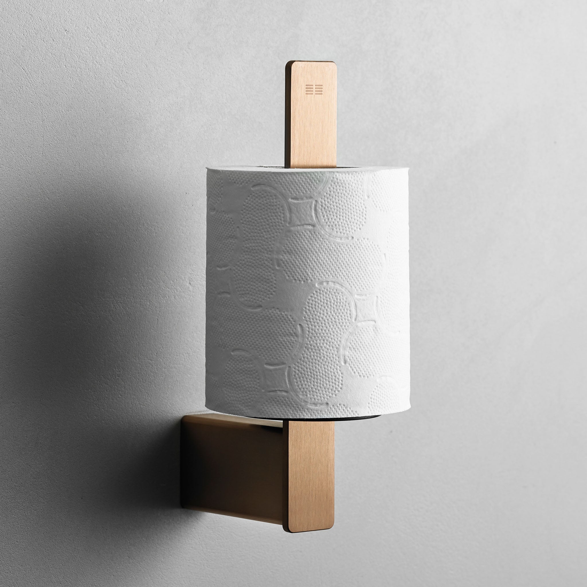 Design-Ersatzrollenhalter in gebürstetem Kupfer – hochwertiger Papierhalter für zeitgemäße Badezimmergestaltung.