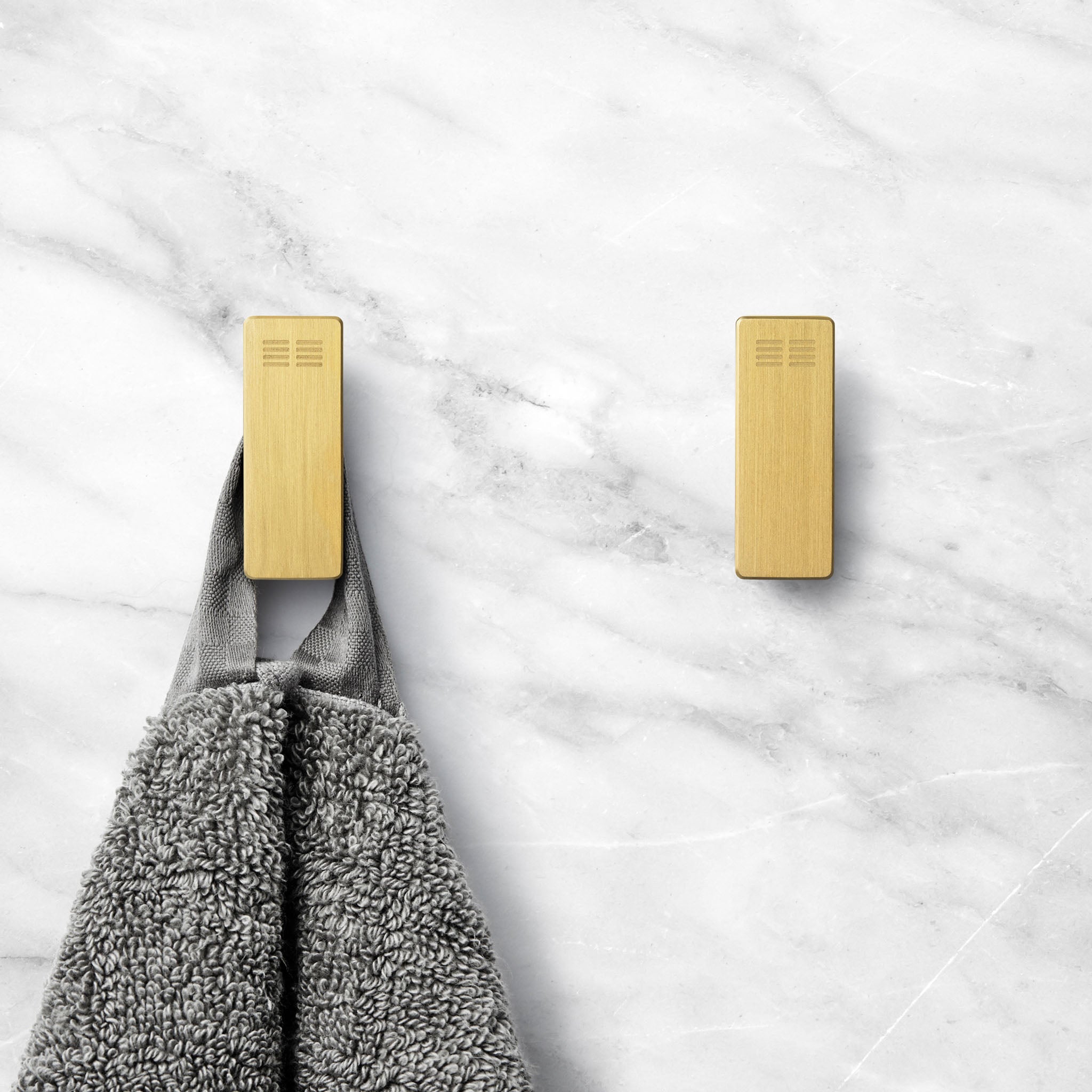 Luxuriöse Handtuchhaken in gebürstetem Gold – edle Wandhaken als exklusives Badaccessoire.