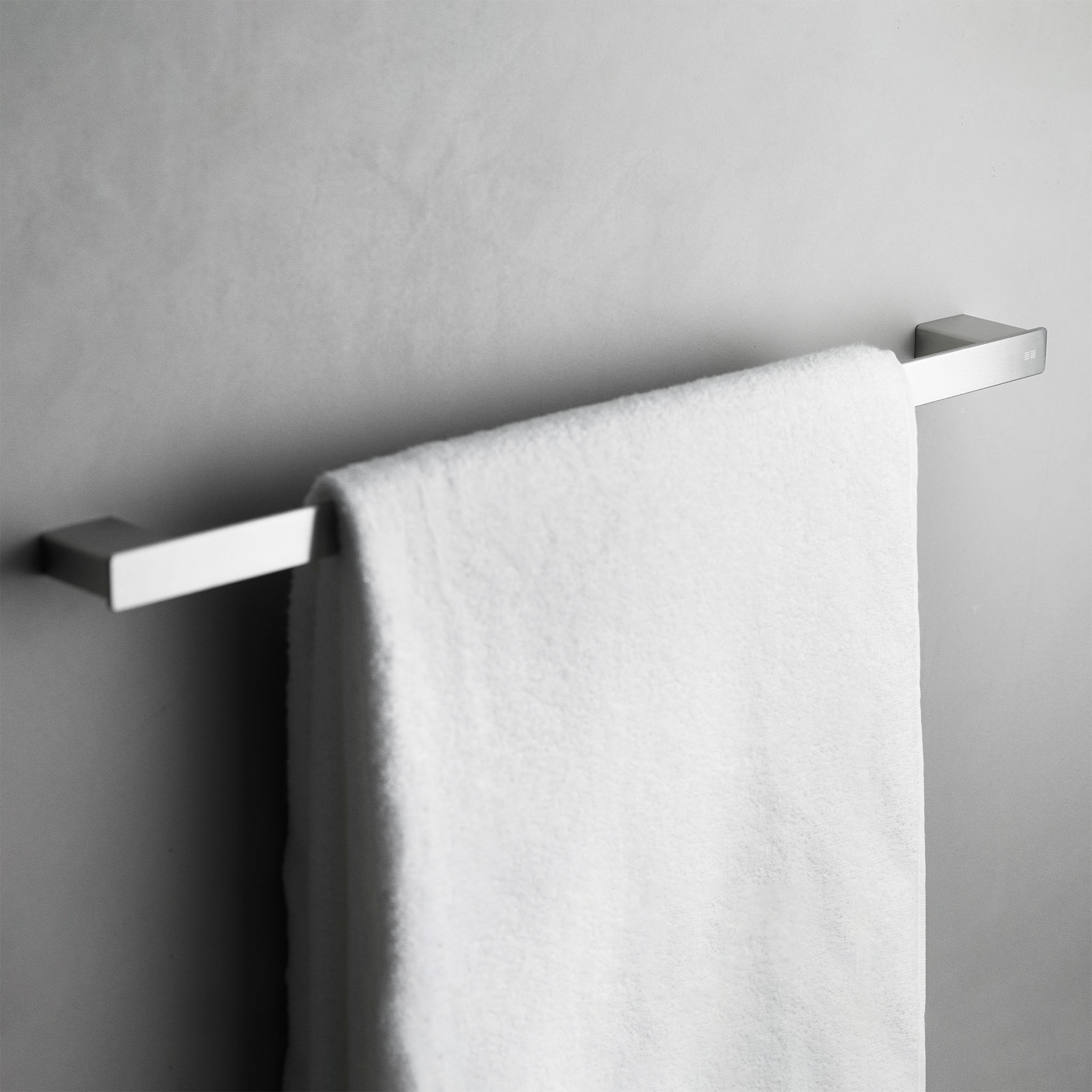 Zeitlose Handtuchstange aus gebürstetem Edelstahl – eleganter Handtuchhalter für Badezimmer und Gäste-WC.