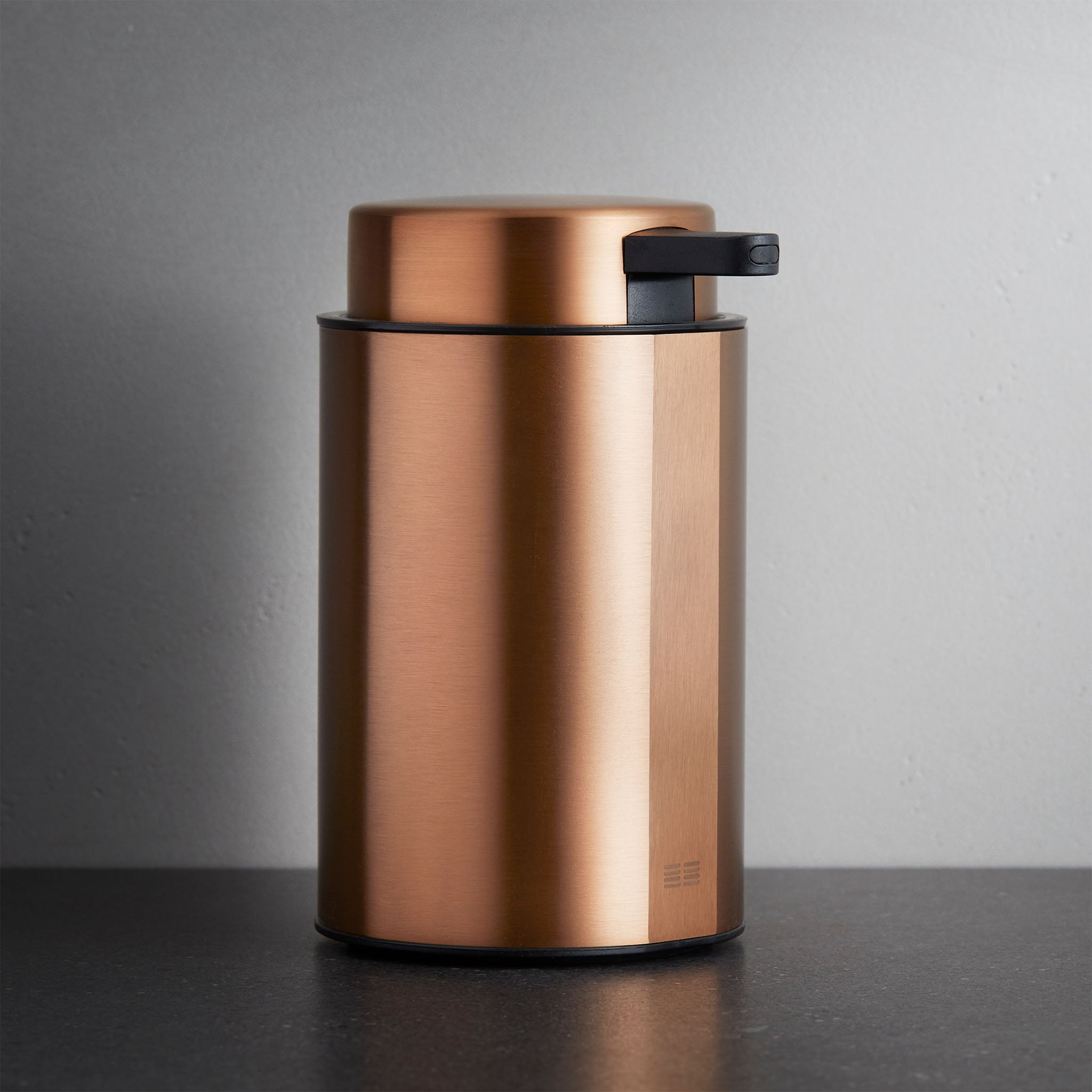 Design-Seifenspender in gebürstetem Kupfer – hochwertiges Badaccessoire für moderne Badezimmer.