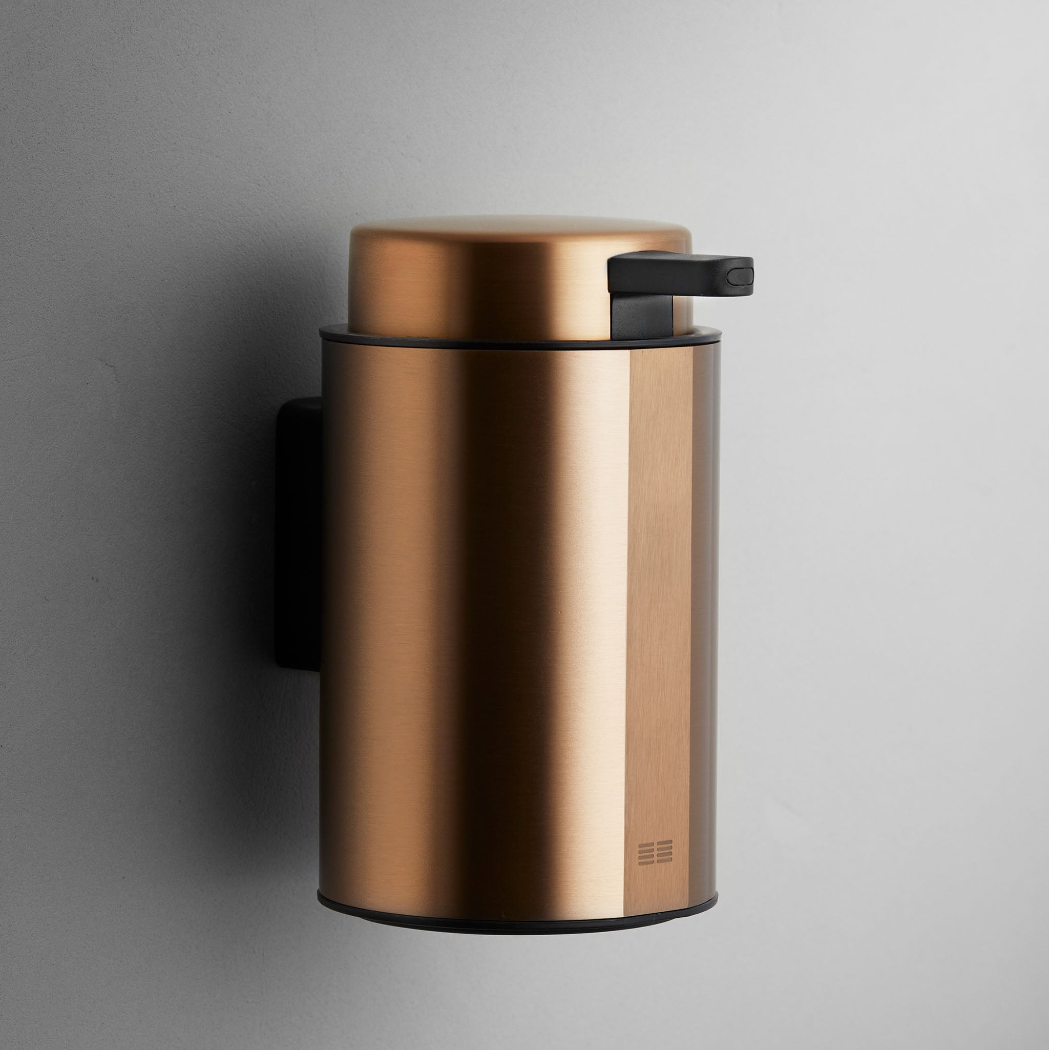 Design-Seifenspender für die Wand in gebürstetem Kupfer – hochwertiges Badaccessoire für moderne Einrichtungen.