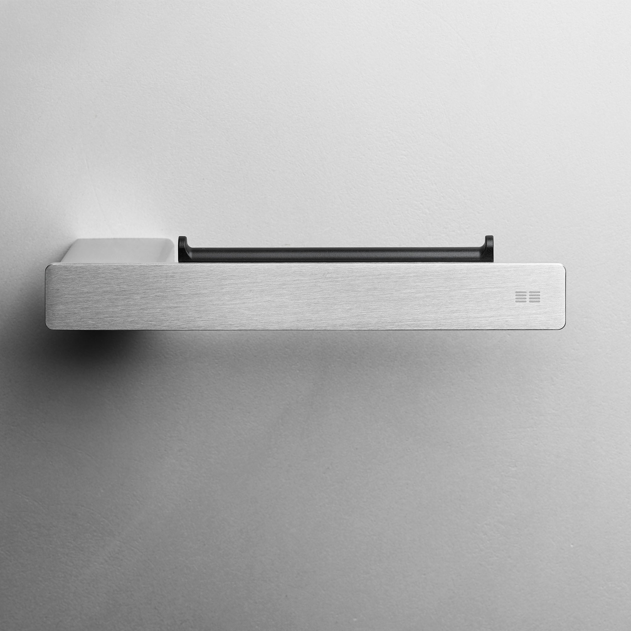 Eleganter Toilettenpapierhalter aus gebürstetem Edelstahl mit magnetischem Clip – flexibel rechts oder links montierbar.