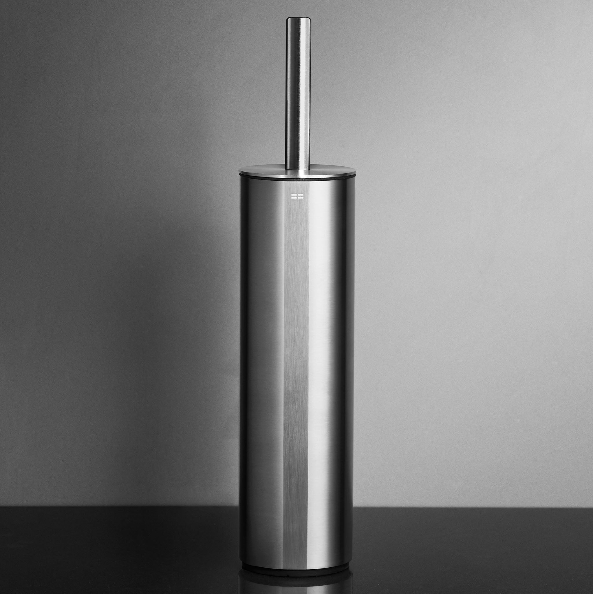 Zeitlose WC-Bürste aus gebürstetem Edelstahl mit Anti-Tropf-System – elegantes Badaccessoire mit klarer Formensprache.