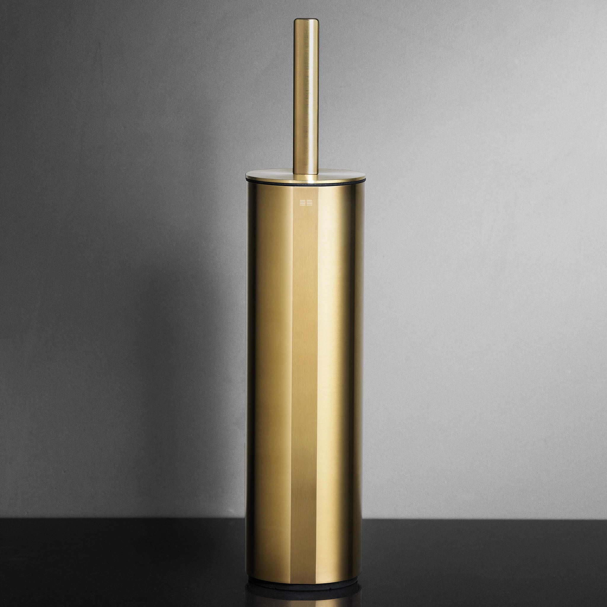 Luxuriöse WC-Bürstengarnitur in gebürstetem Gold mit austauschbarem Bürstenkopf – exklusives Accessoire für edle Bäder.