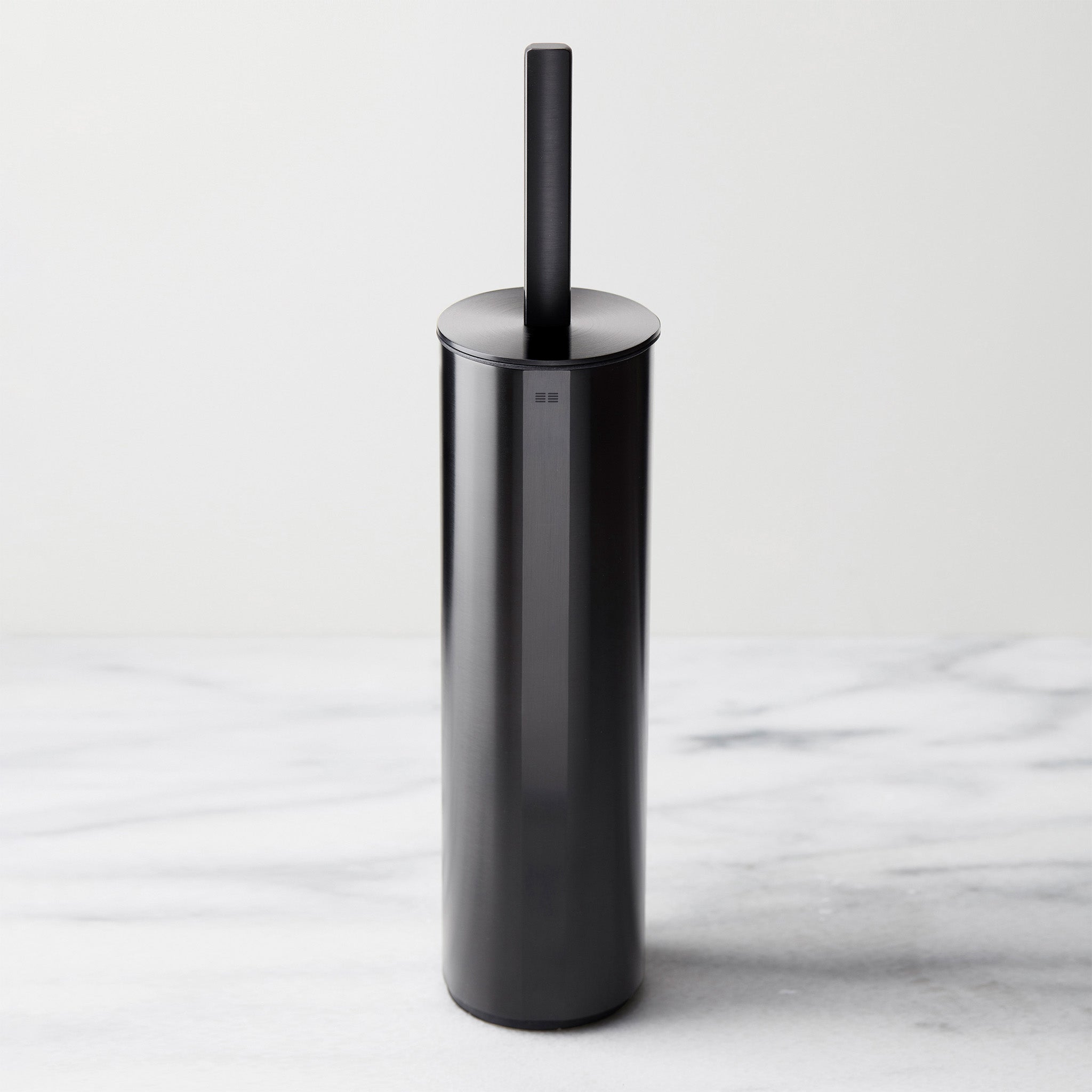 Moderne WC-Bürste in gebürstetem Schwarz mit hygienischem Innenbehälter – minimalistisches Wandaccessoire für stilvolle Badezimmer.