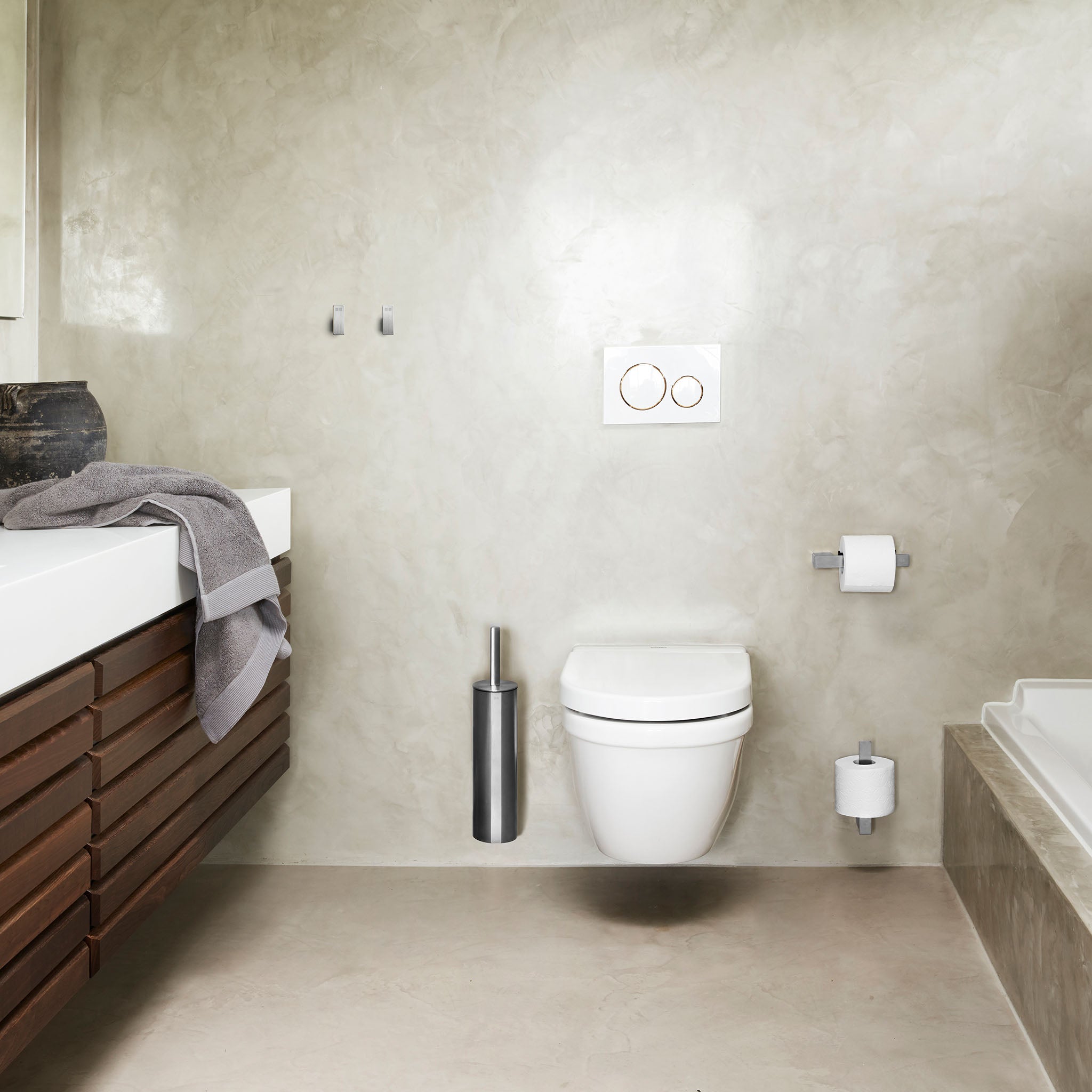 Elegante WC-Bürstengarnitur aus gebürstetem Edelstahl mit Anti-Tropf-System – stilvolles Badaccessoire zur Wandmontage.