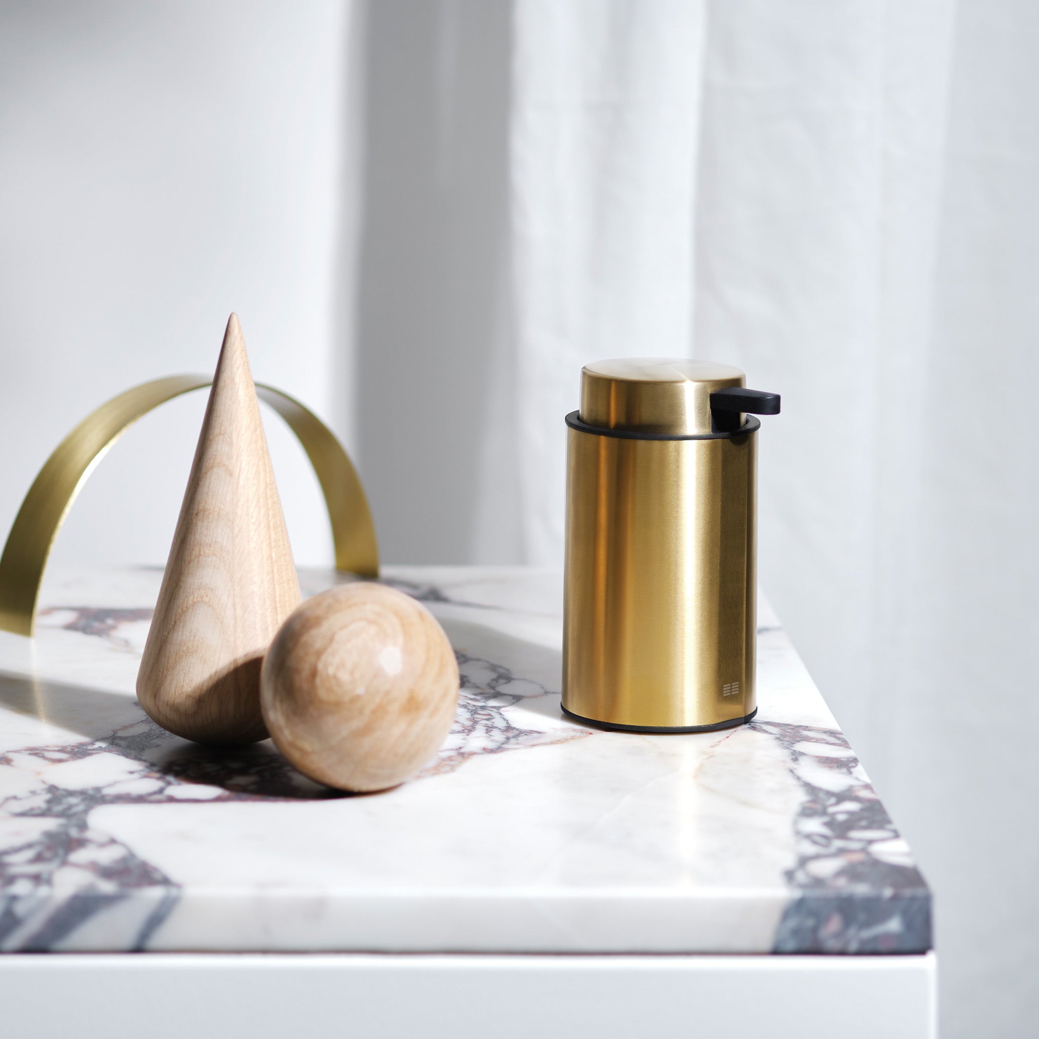 Luxuriöser Seifenspender in gebürstetem Gold – edles Accessoire für exklusive Badgestaltung.