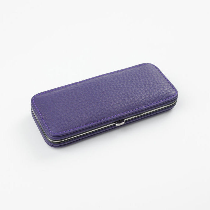 Stilvolles, geschlossenes Maniküre-Set in edlem Violett von F. Hammann. Hochwertige Verarbeitung und praktisches Design für unterwegs und zuhause.