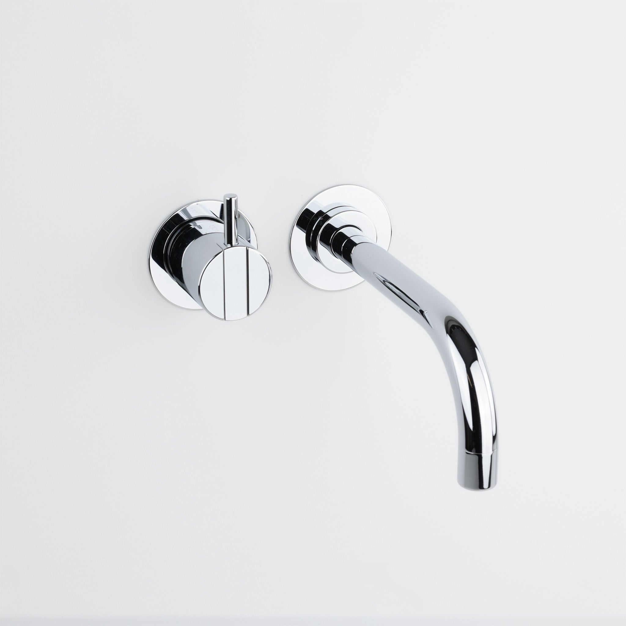 Vola Waschtischarmatur 111 in Chrom mit Griff links, ikonische Unterputz Wandarmatur von Arne Jacobsen.
