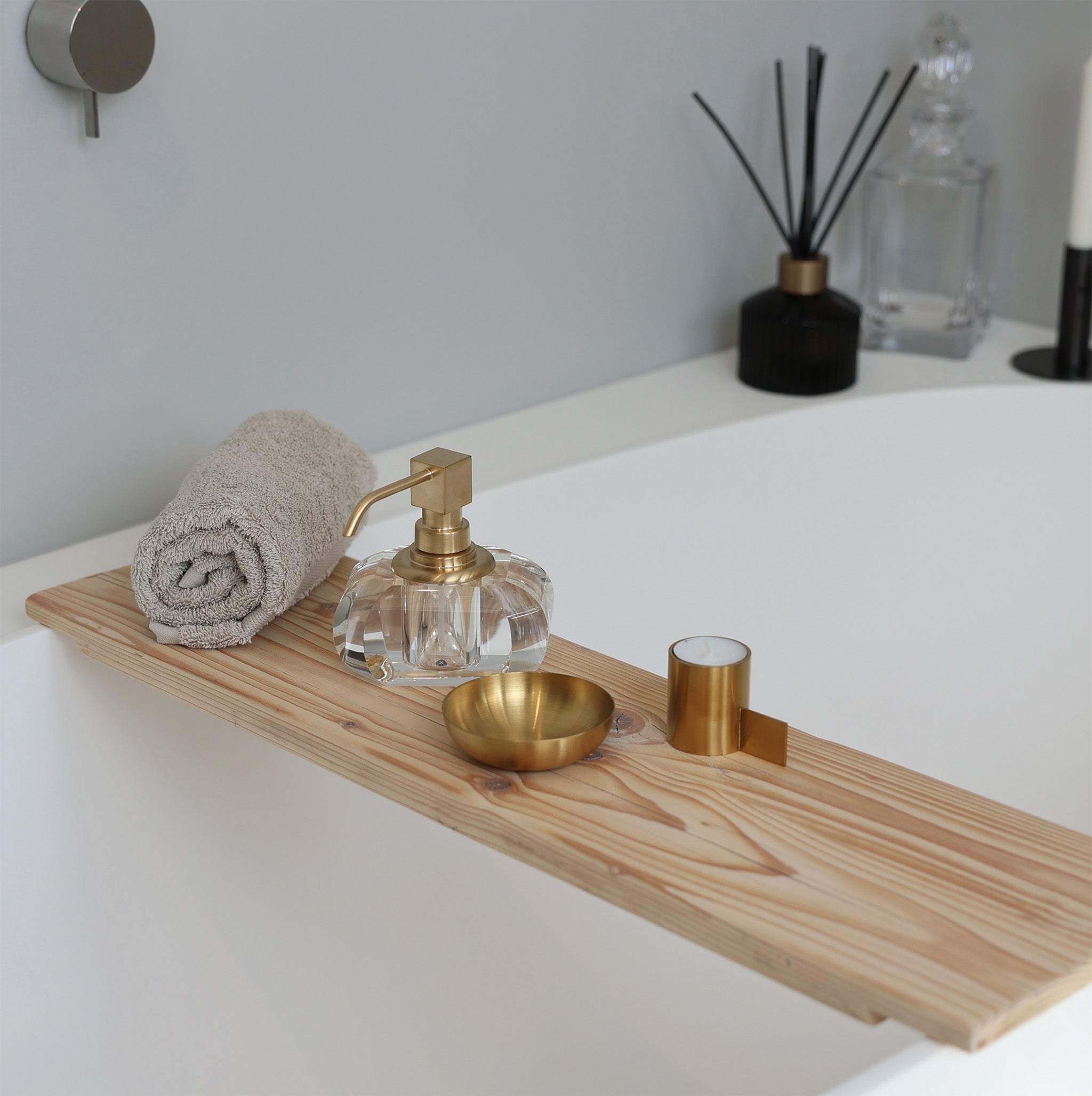 Badewannenablage aus Altholz auf Badewanne – handgefertigt in Hamburg, nachhaltig und wasserabweisend-dekoriert mit Kristall Seifenspender von Decor Walther-Frost Denmark Schale und Teelicht Rondo