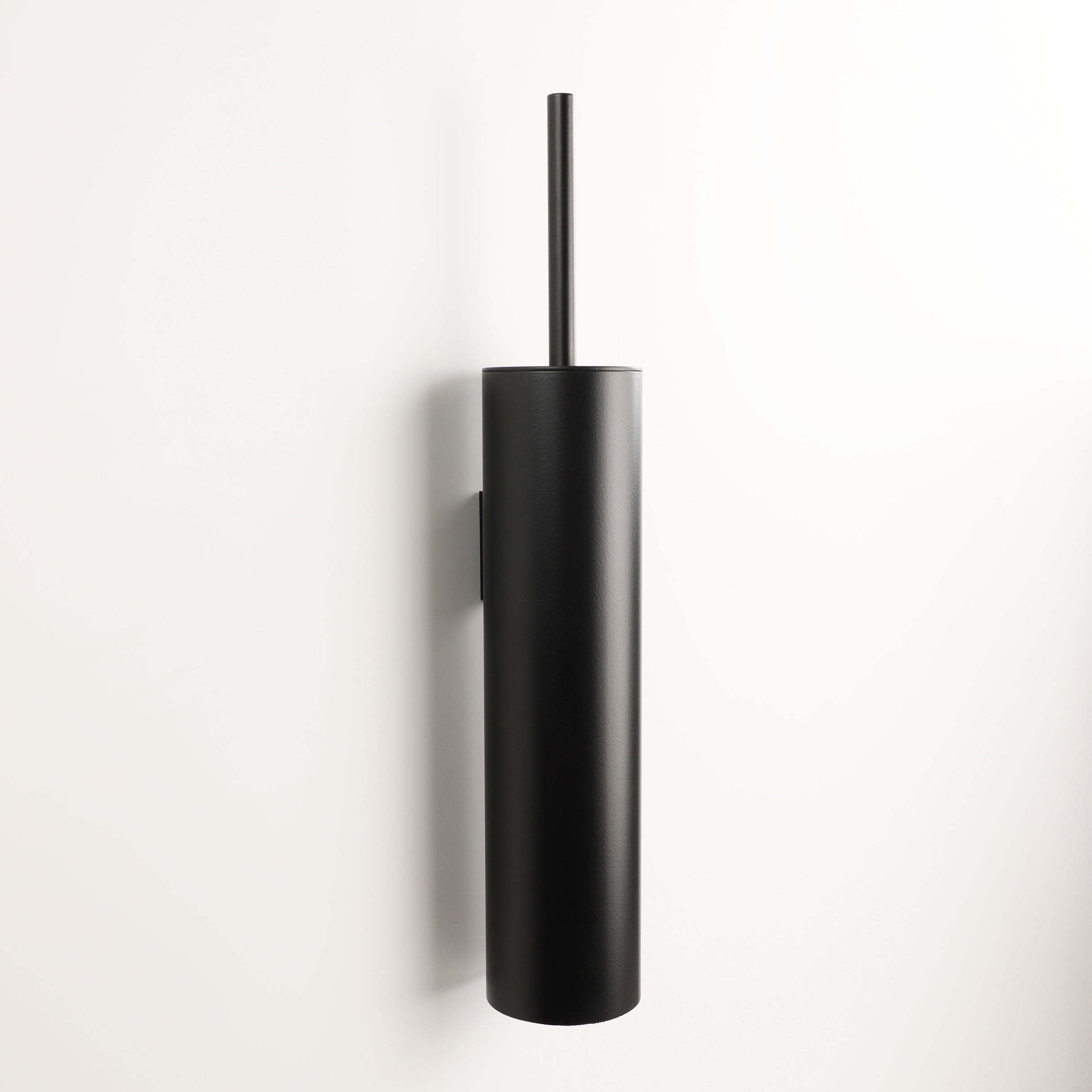 Moderne Wand-WC-Bürste von waterevolution in Schwarz matt aus beschichtetem Messing mit austauschbarem Bürstenkopf – Artikelnummer: A2.41.PR