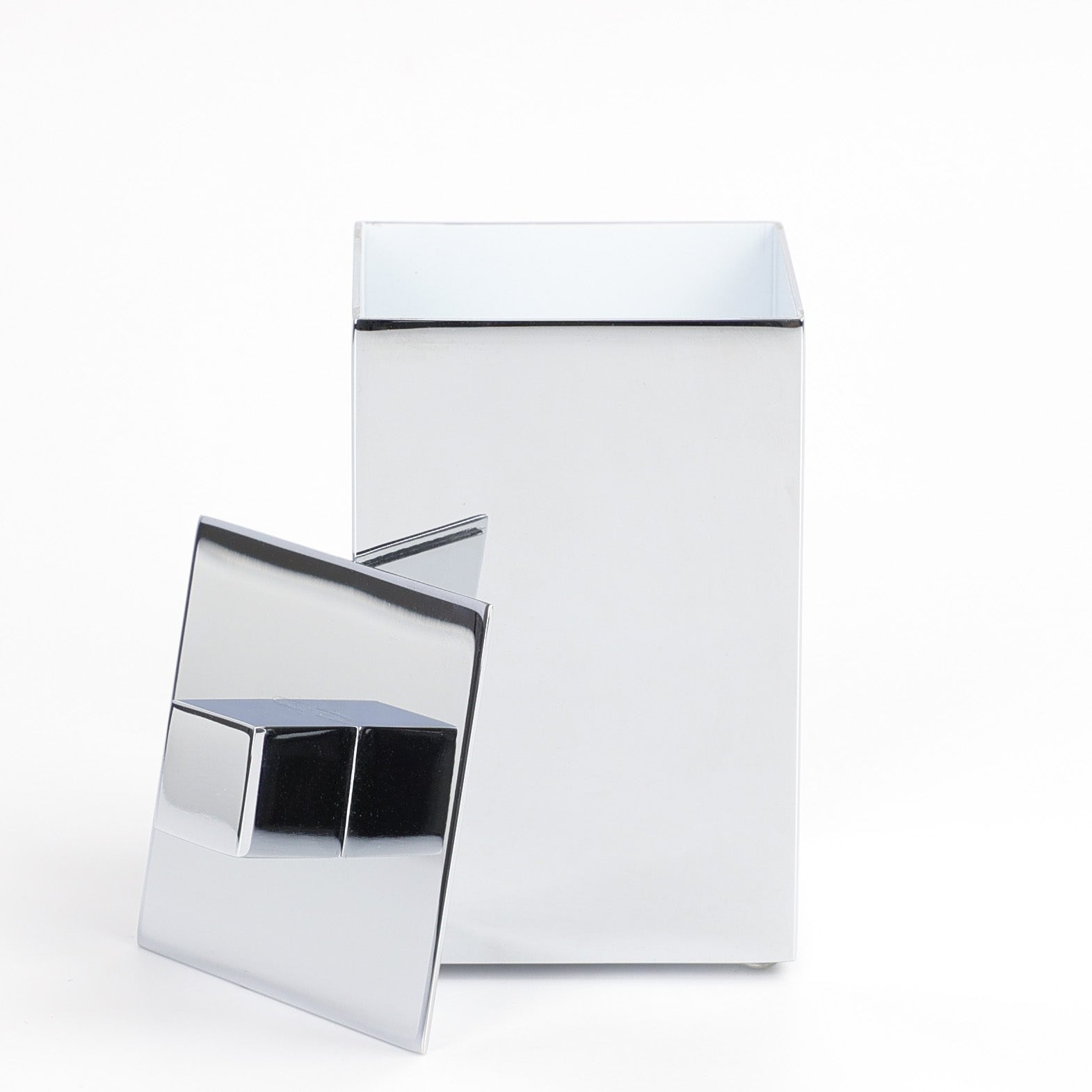 Box Addition Aufbewahrungsdose von Windisch, quaderförmiger Behälter aus verchromten Messing, Deckel mit würfelförmigen Griff, Boutique-Hotel-Look für Ihr Bad