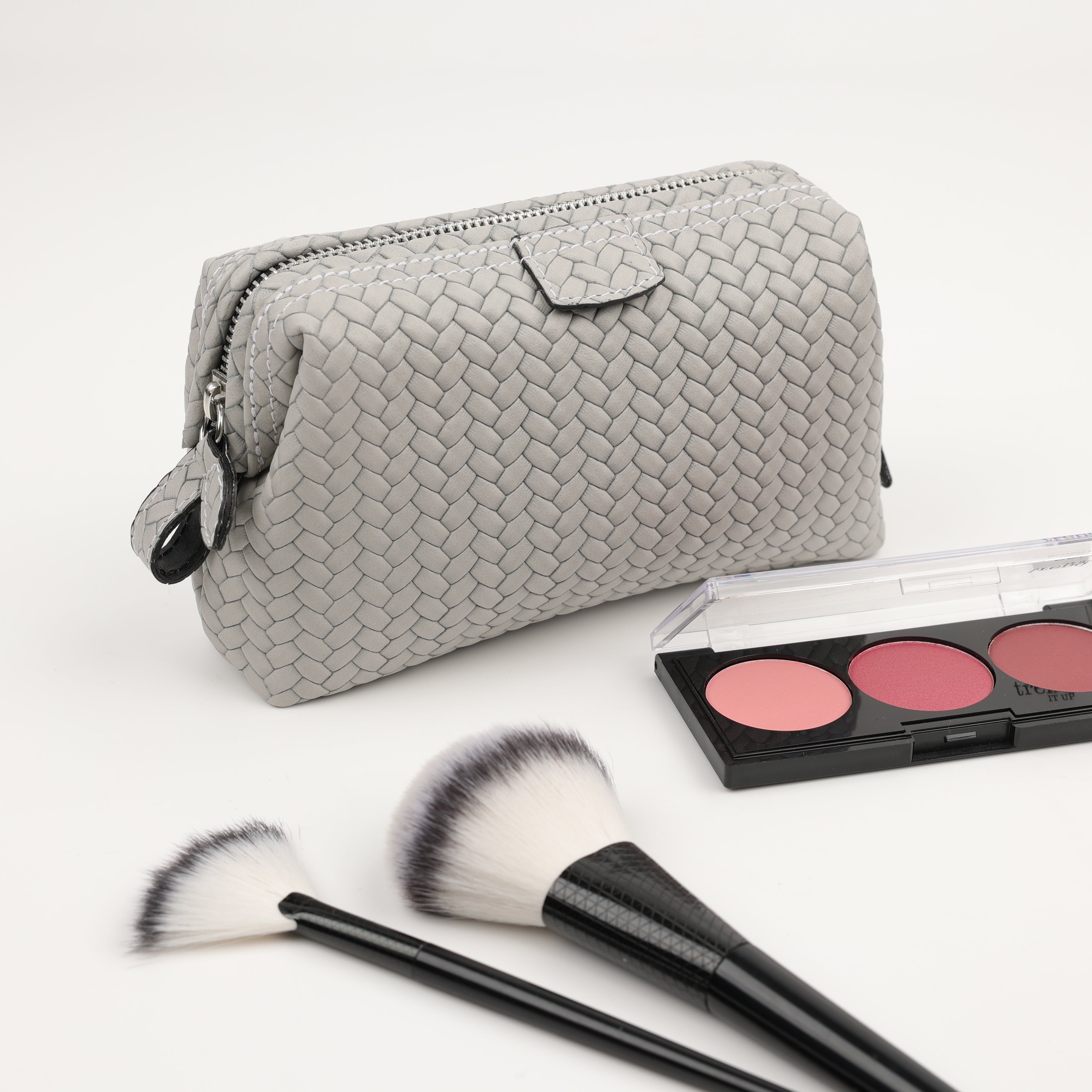Edle Leder Beauty Tasche aus grauem Flechtmuster mit Lidschatten und Schminkpinsel