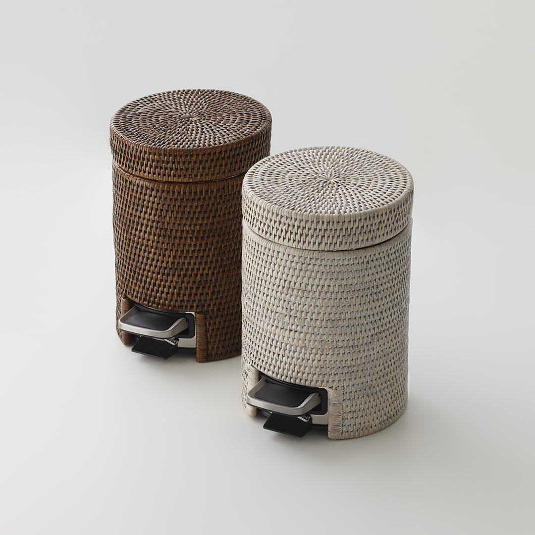 Decor Walther Basket TE Pedaleimer aus hellem und dunklem geflochtenen Rattan. Moderner Kosmetikeimer mit sanft schließendem Deckel für das Badezimmer. Maße: 27,5 cm hoch, 18,5 cm breit, 23 cm tief.