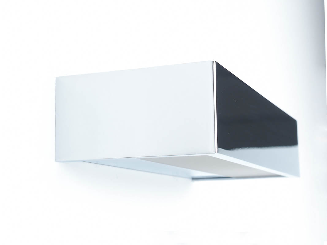Die Decor Walther Box 25 Chrom, verfügbar bei dasfeinebad, verbindet Design mit Funktionalität für eine optimale Badbeleuchtung.