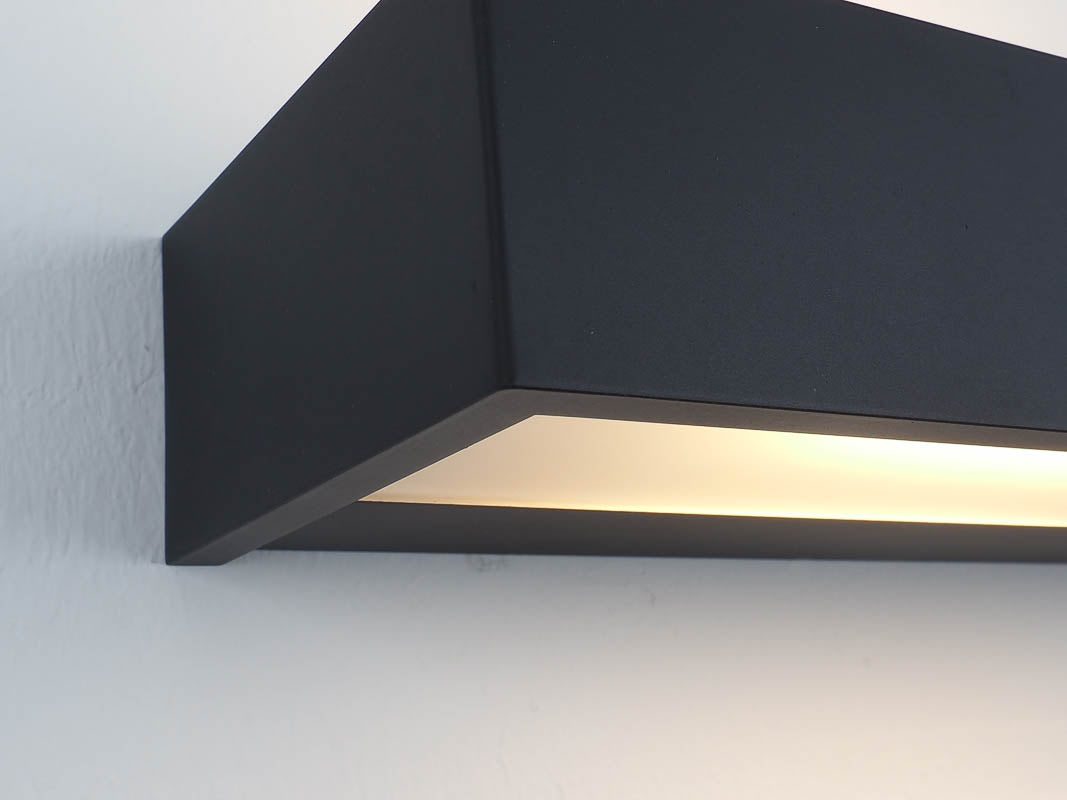 Die Decor Walther Box 25 in Schwarz matt bietet eine dynamische und moderne Lichtlösung für Ihr Badezimmer, verfügbar bei dasfeinebad.