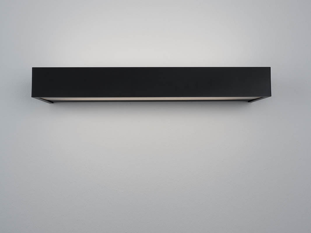 Entdecken Sie die kraftvolle Ästhetik der Decor Walther Box 40 in Schwarz matt bei dasfeinebad für ein zeitgenössisches Badezimmer.
