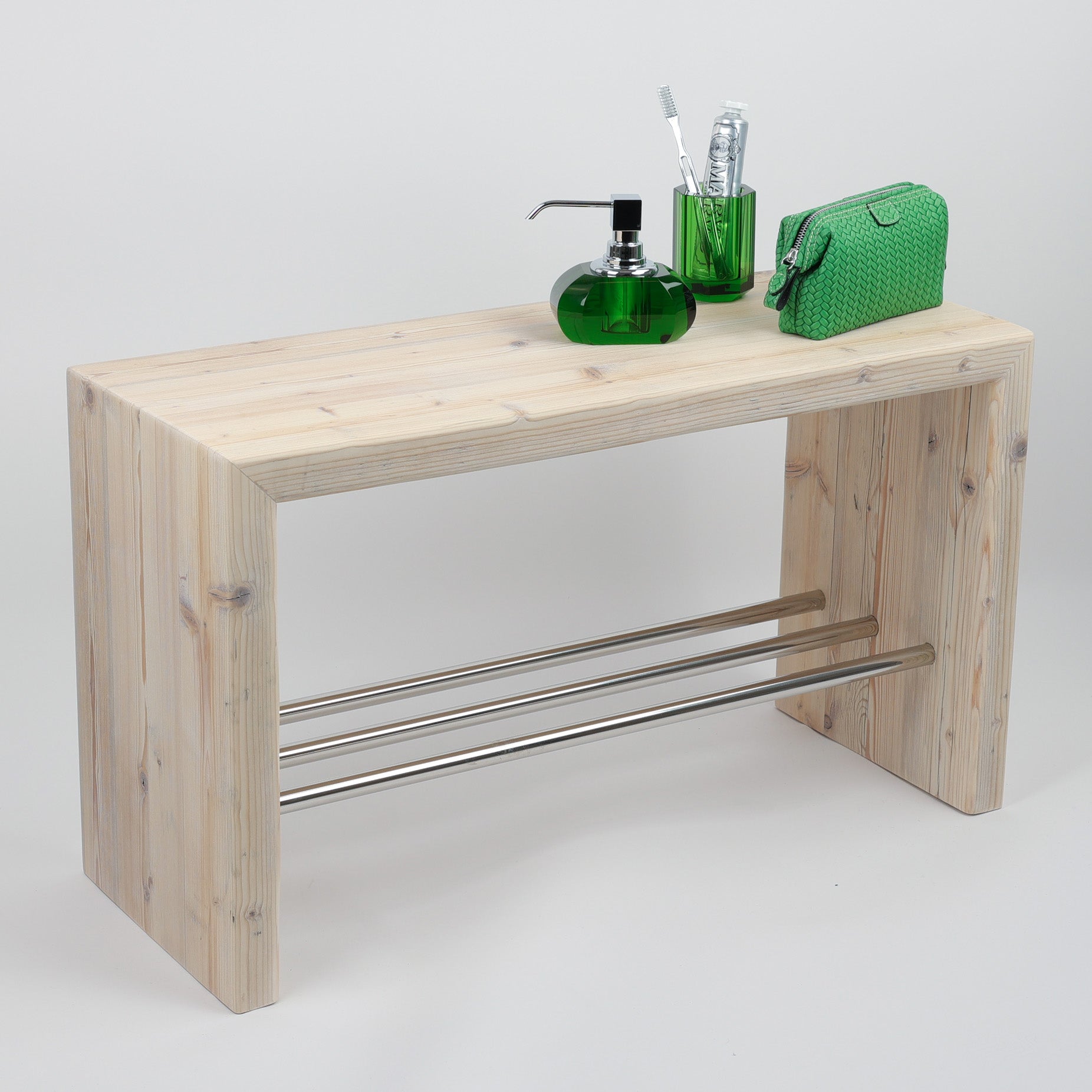 Unikat Sitzbank aus Altholz für das Badezimmer, umlaufende Holzmaserung, Ablagestangen im unteren Bereich, dekoriert mit grünem Kulturbeutel Hammann, Accessoires in Kristall grün von Decor Walther
