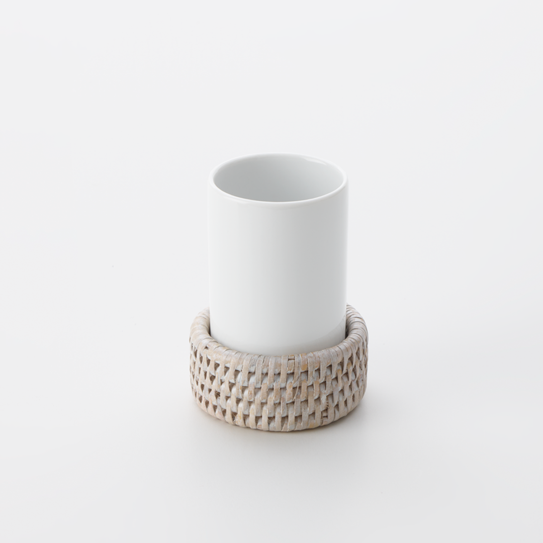 Zahnputzbecher aus Porzellan mit hellem, handgeflochtenem Rattan-Boden, Decor Walther Basket Kollektion, kaufen bei dasfeinebad