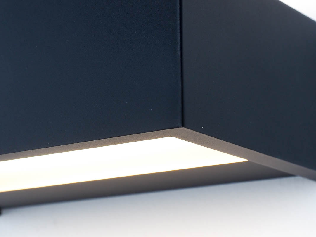 Jetzt bei dasfeinebad: Die Decor Walther Box 15 in Schwarz matt als Highlight für moderne Badezimmer – bietet eine kraftvolle und stilvolle Beleuchtung neben dem Spiegel.