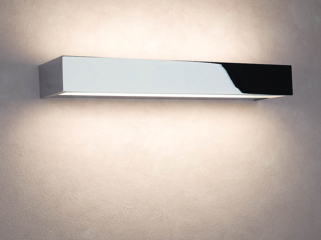 Kaufen Sie die Decor Walther Box 40 in Chrom für eine hochwertige Spiegelbeleuchtung, die Eleganz und Funktionalität bei dasfeinebad vereint.