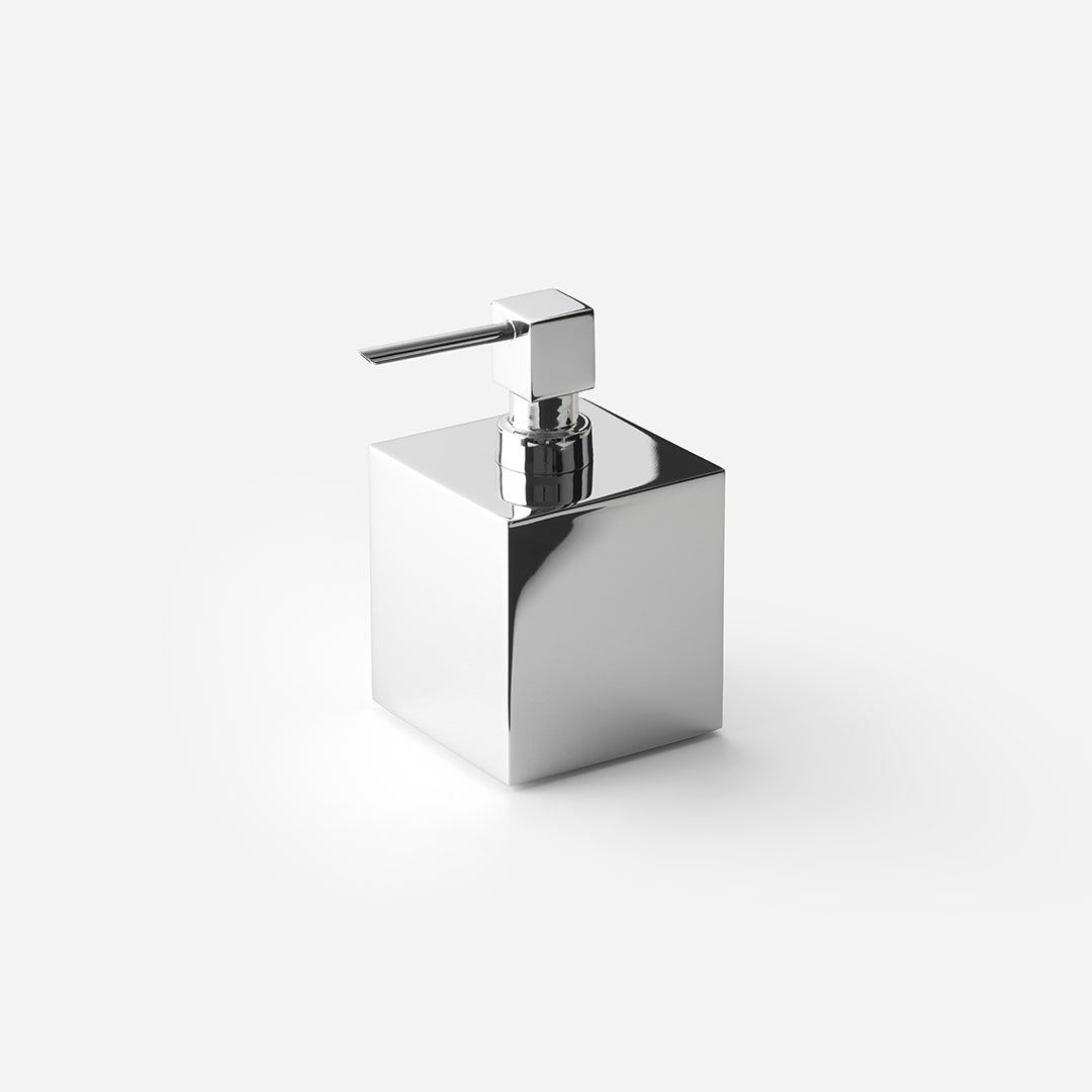 Freistehender quadratischer Seifenspender DW475 aus verchromtem massivem Messing mit 400 ml Inhalt vor neutralem Hintergrund.
