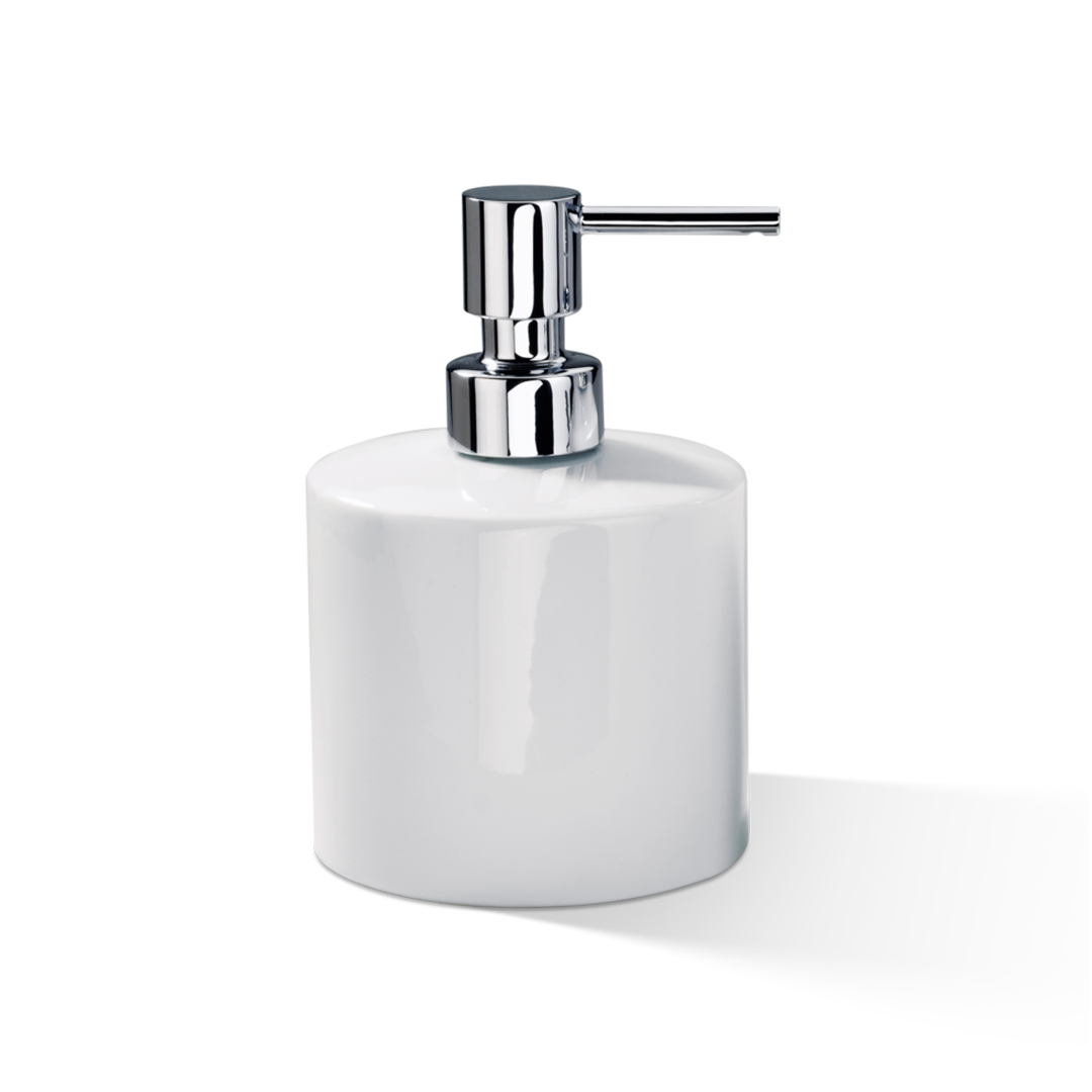 Runder Seifenspender DW520 aus weißem Porzellan mit glänzendem Chrom-Pumpkopf von Decor Walther, freistehend und elegant im modernen Bad.