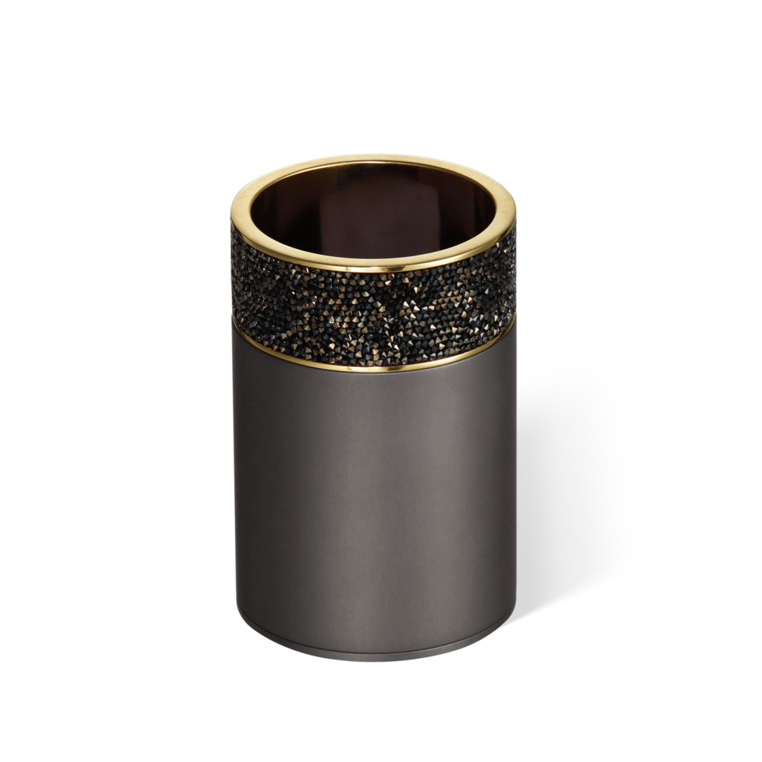 Runder Rocks-Utensilienbecher in Dark Metal matt mit goldmatten Akzenten und funkelndem Swarovski-Kristallband.