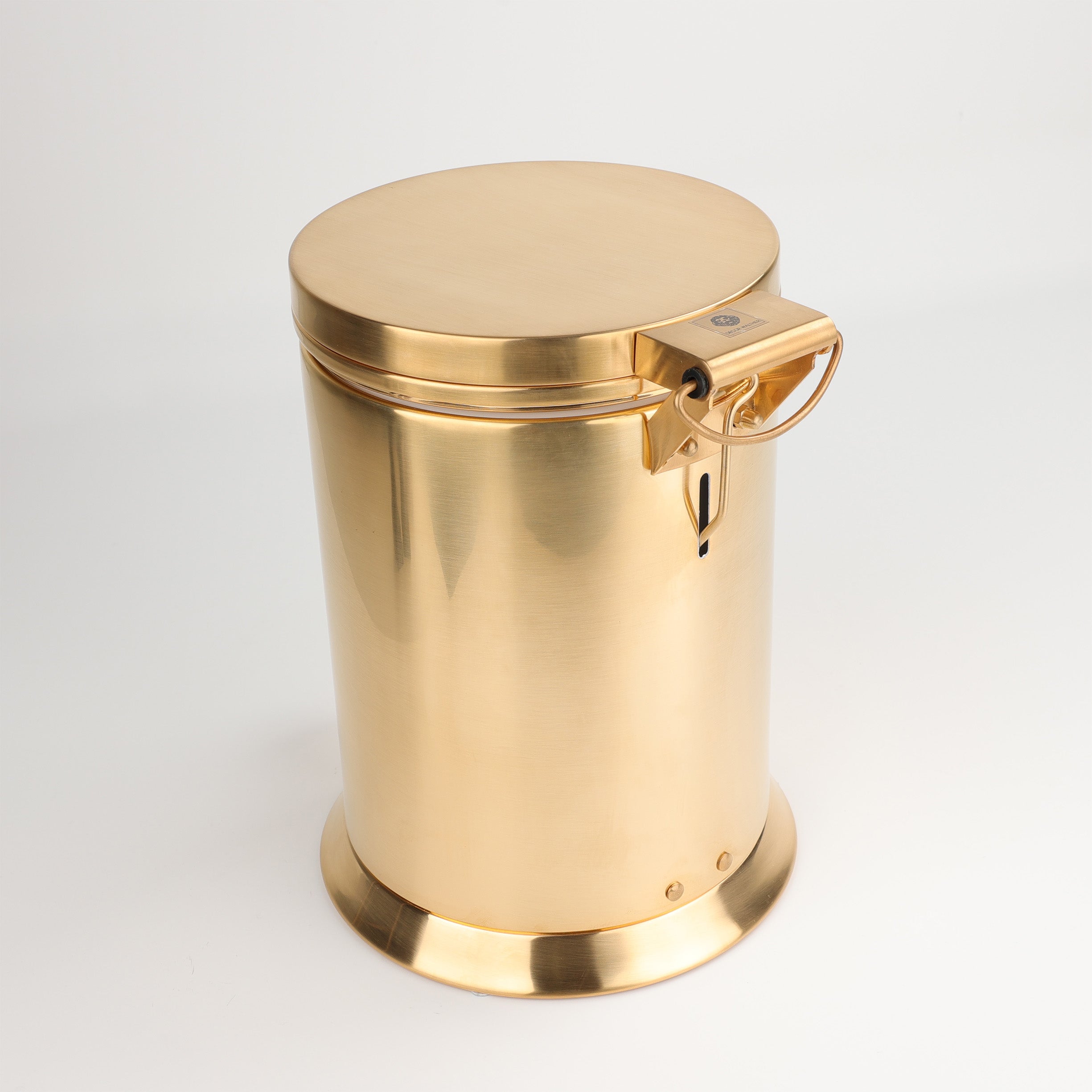 Matt goldener Treteimer TE 38 SC, eleganter Abfalleimer mit herausnehmbarem Einsatz aus Messing von Decor Walther.
