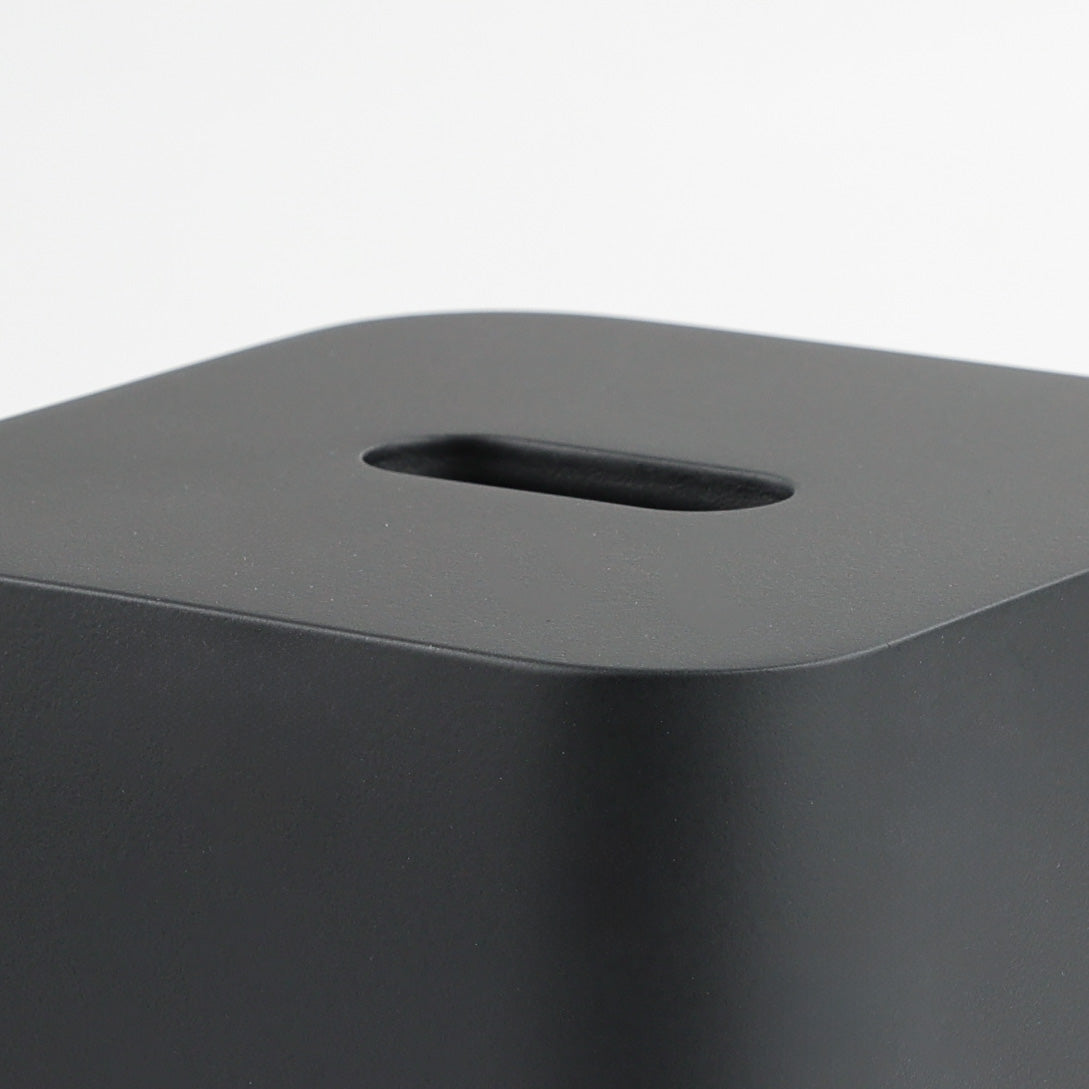 Schwarze Papiertuchbox von Decor Walther-Quadratische Form-Detailansicht der Öffnung für die Papiertücher-minimalistisches Design-für jeden Einrichtungsstil geeignet