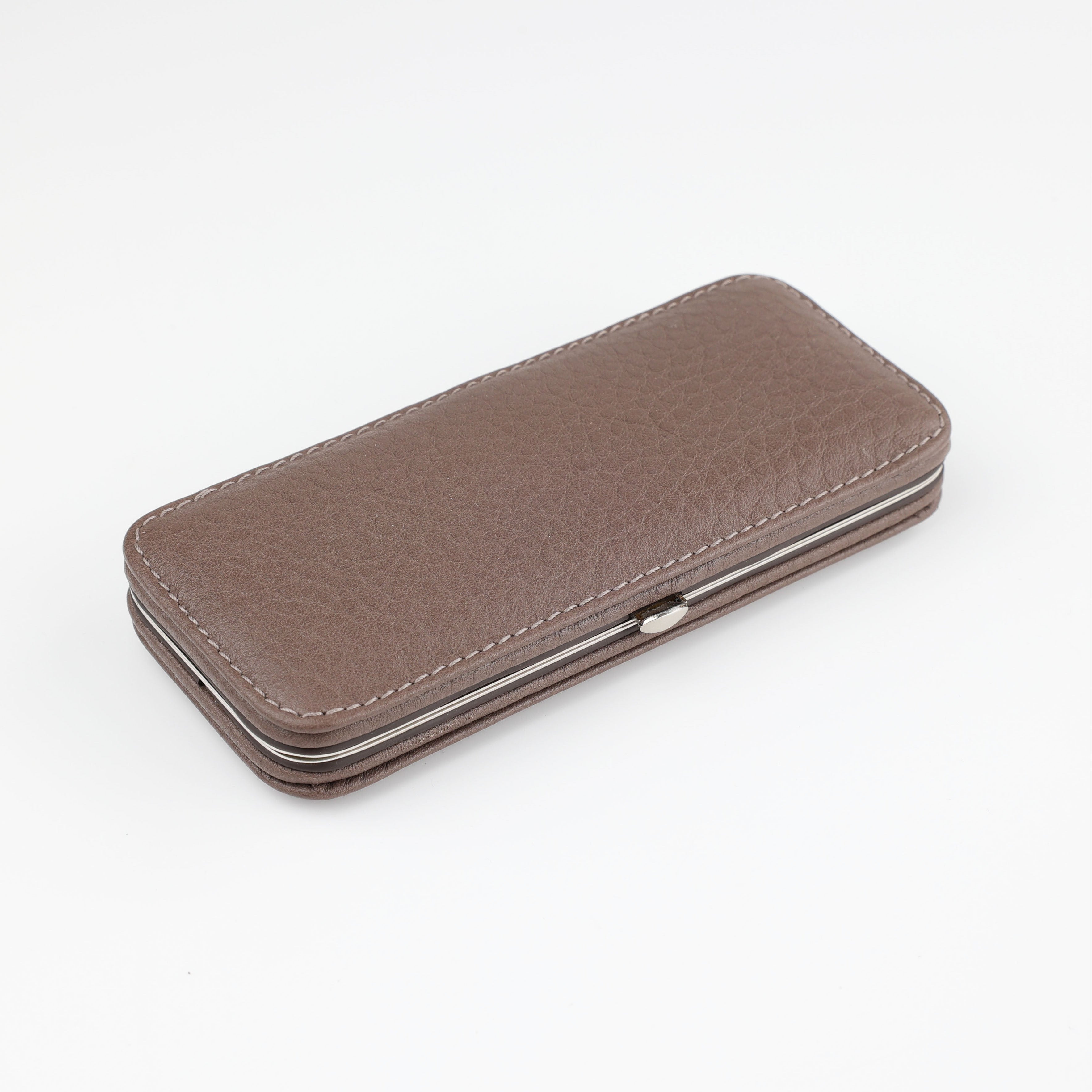 Geschlossenes Maniküre-Set in edlem Nimbus-Leder von F. Hammann. Hochwertiges, handgefertigtes Etui mit elegantem Metallrahmen für perfekte Nagelpflege.