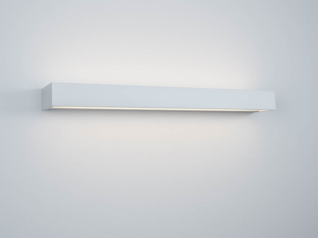 Dezente Lichtquelle mit der Decor Walther Box 25 Badlampe in Weiß matt, jetzt bei dasfeinebad für zurückhaltende Badezimmergestaltung.