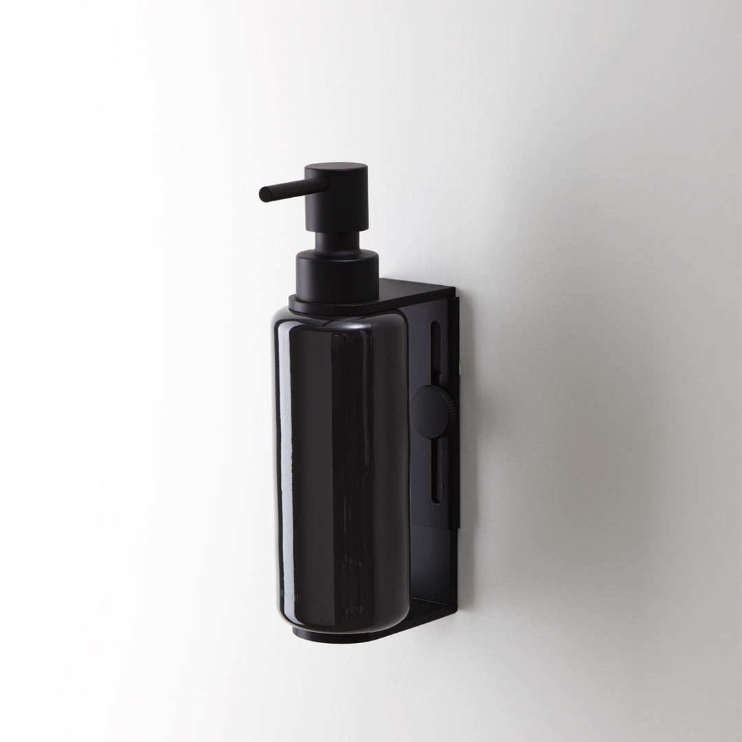 Schwarzer Wandhalter für Seifenspender von Decor Walther, minimalistischer Seifenspender-Halter aus Messing für Bad und Gäste-WC – Artikelnummer: 0859860